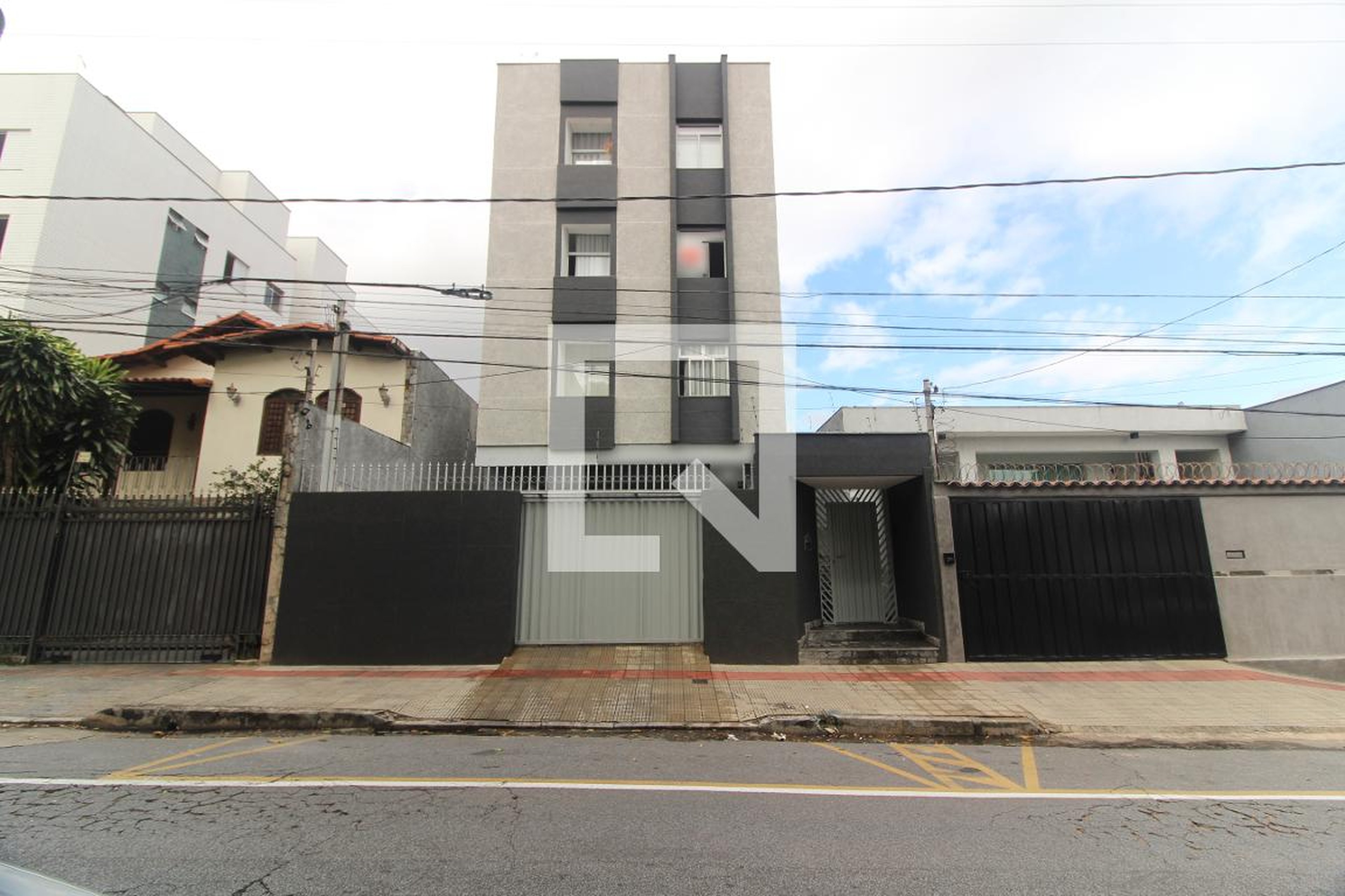 Fachada Condomínio em Rua Santos, 302