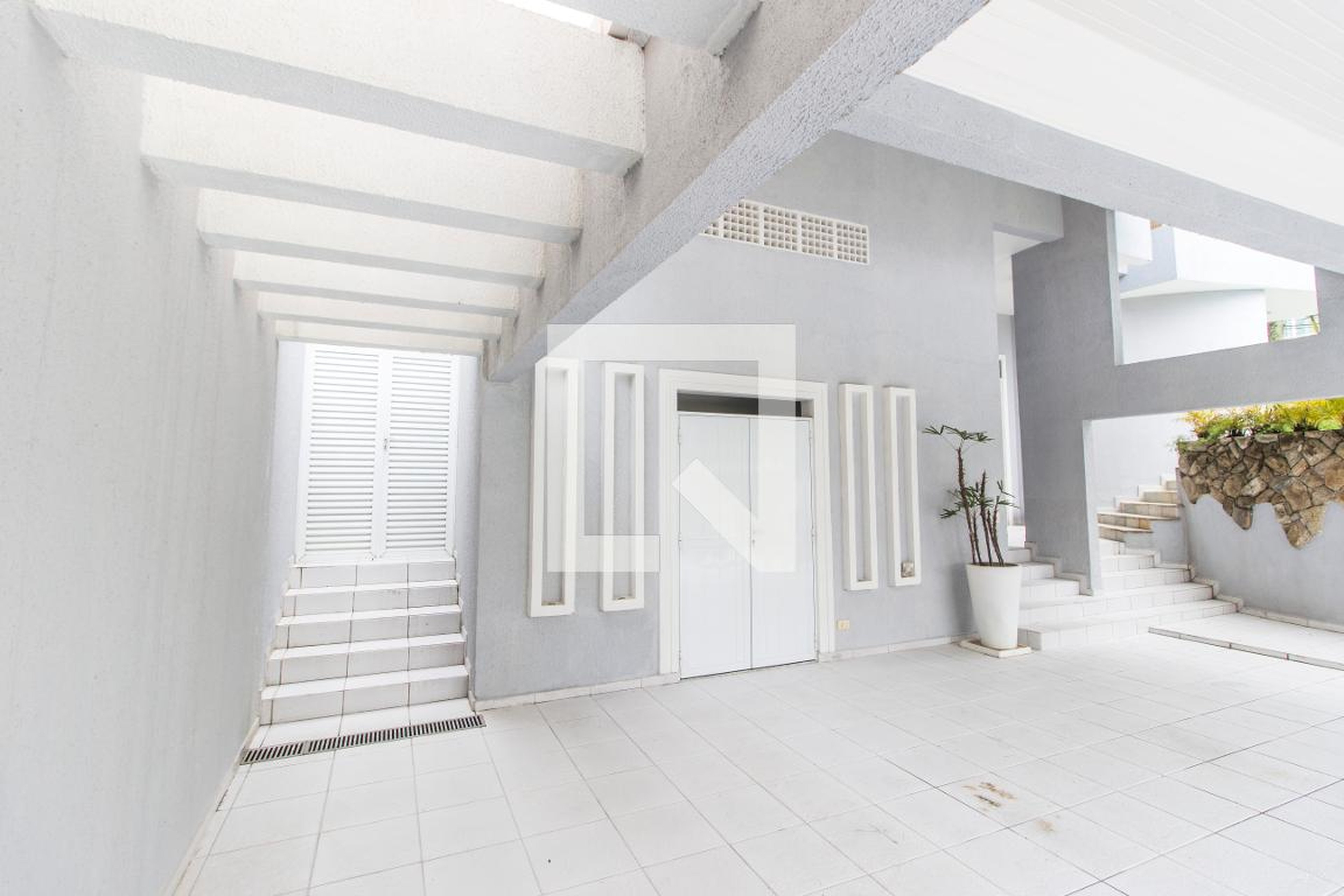 Entrada Condomínio em Alameda das Tulípas, 5