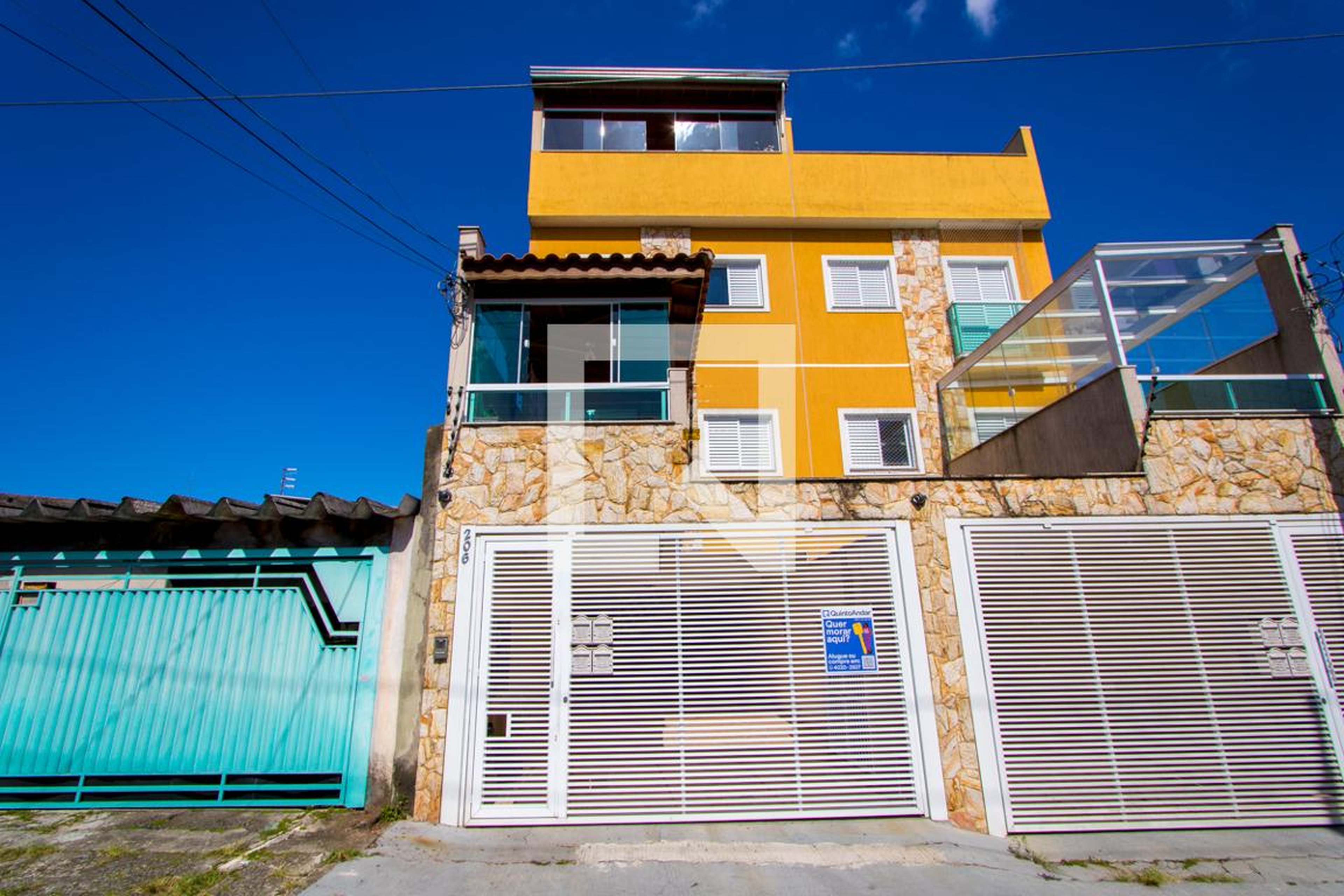 Fachada Condomínio em Rua Lucélia, 206