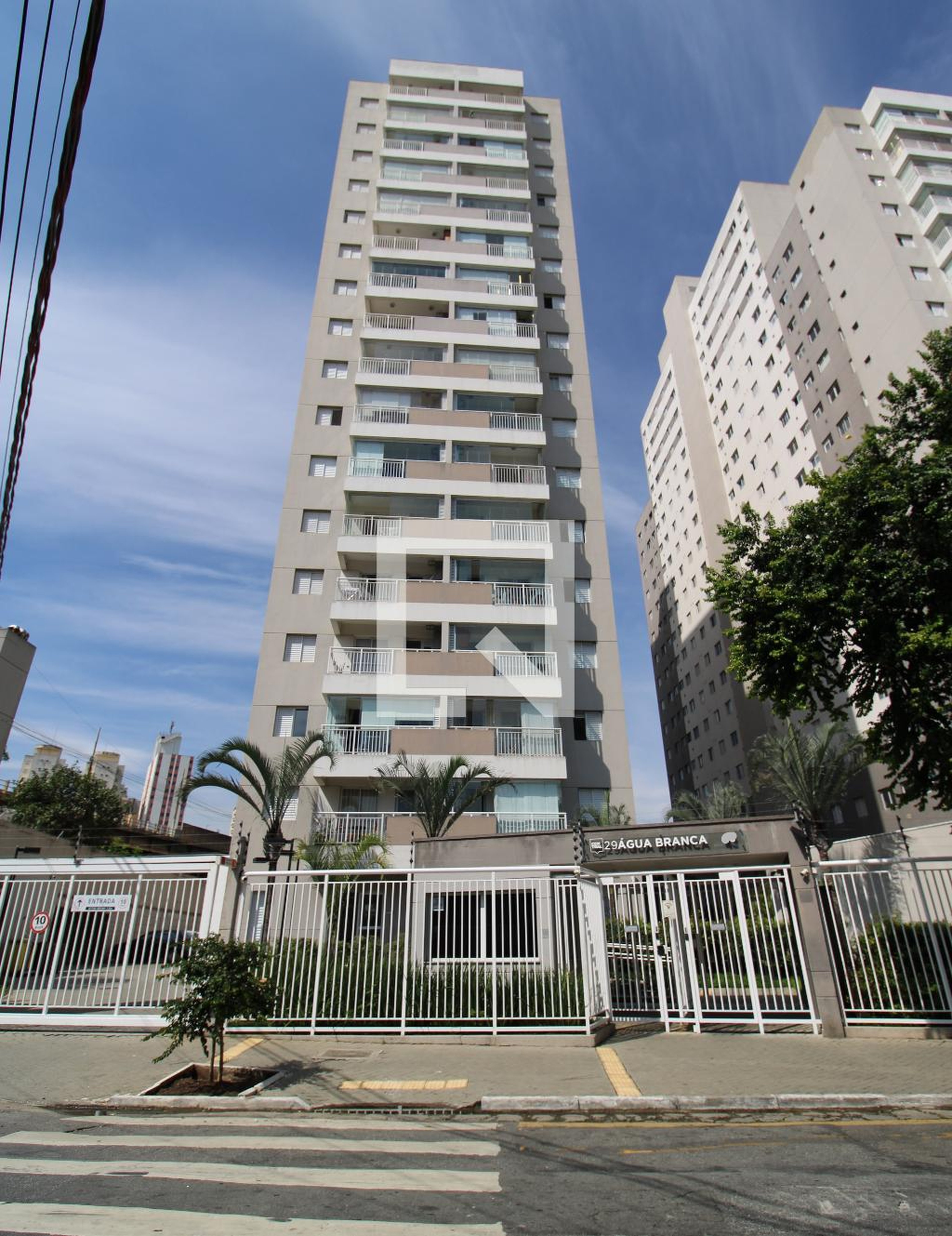 Fachada do Condomínio Condomínio Central da Barra - Água Branca