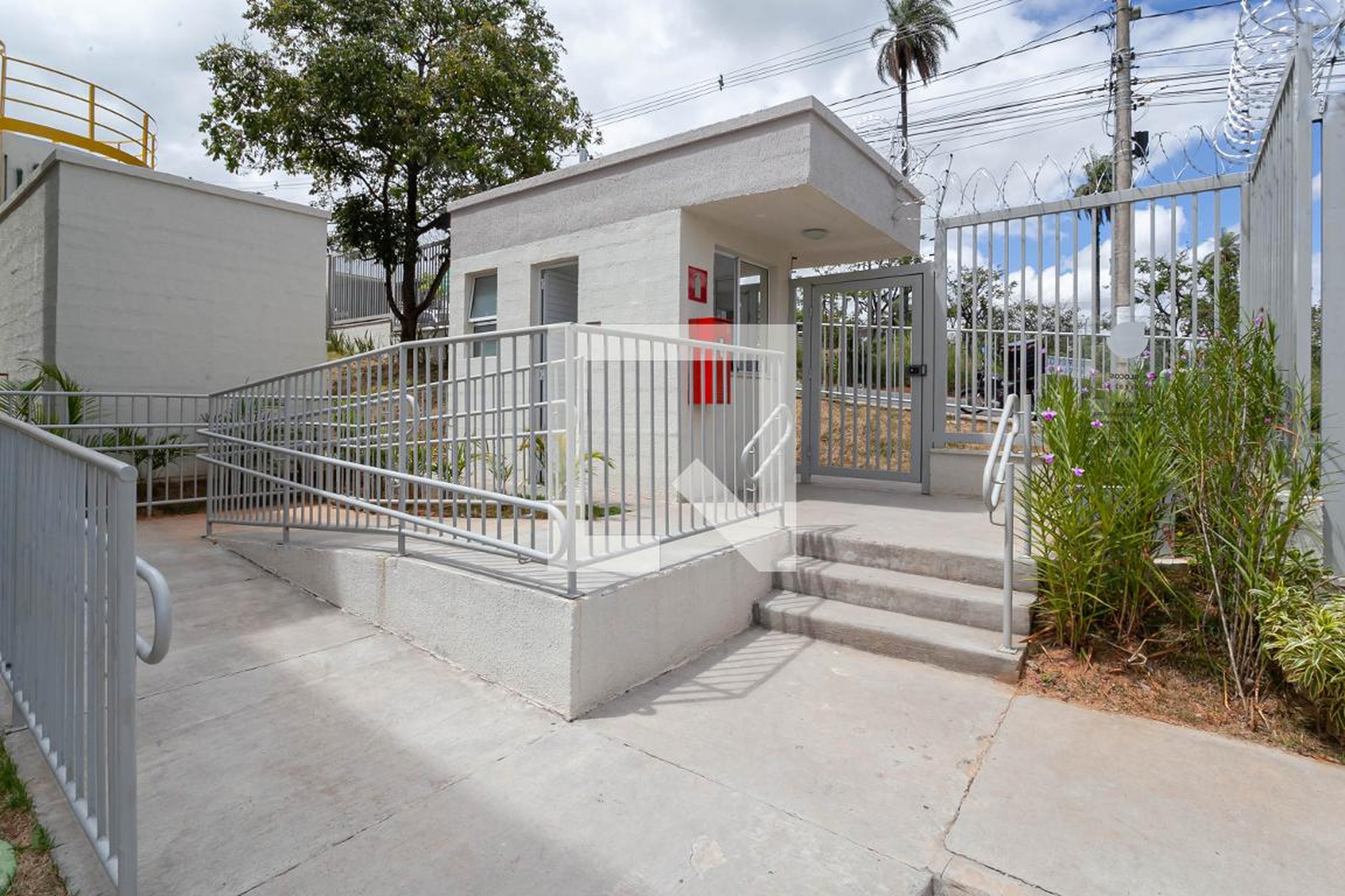 Entrada Condomínio em Rua Carlos Lacerda, 297