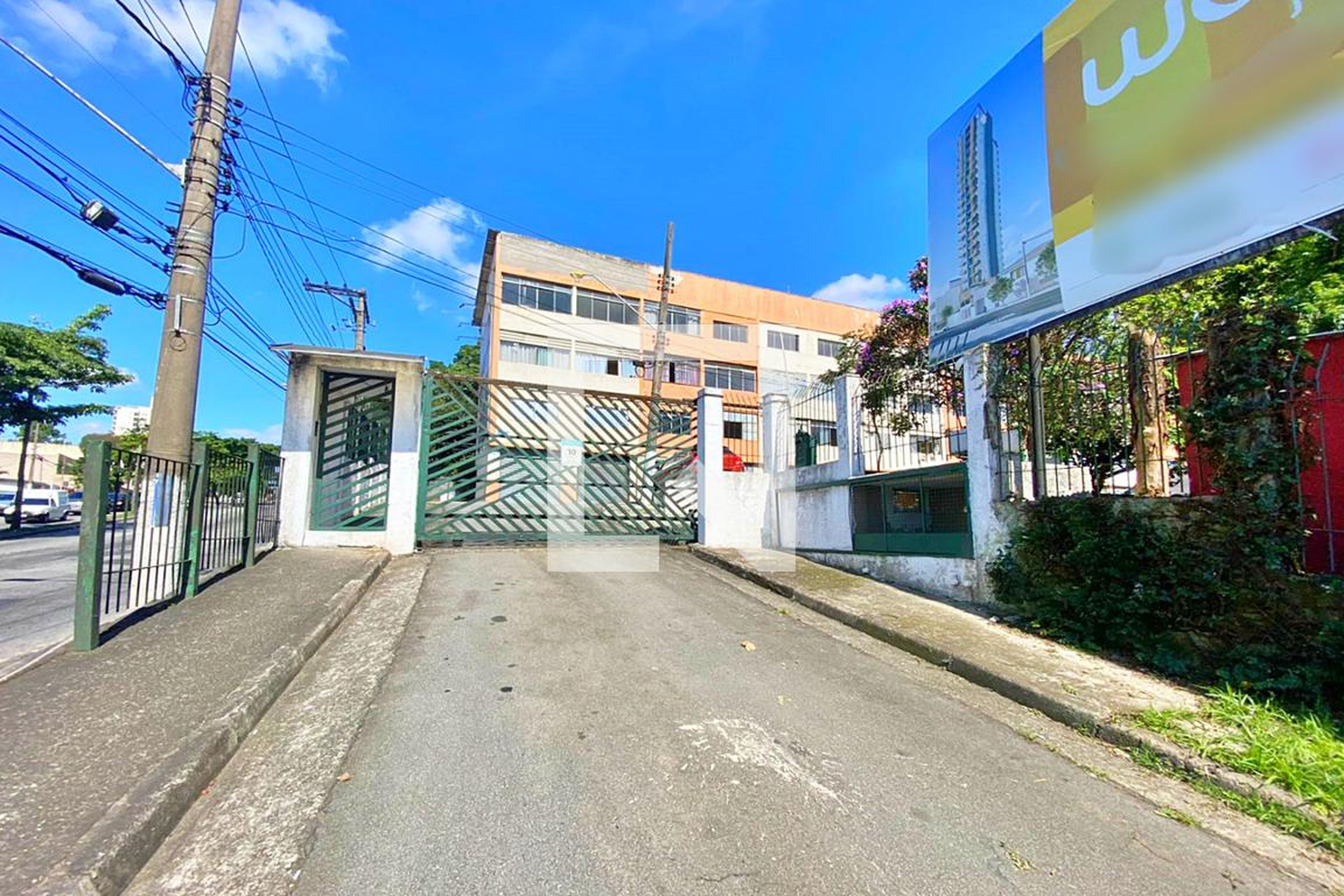 Fachada Condomínio em Rua Teresa Cristina, 32