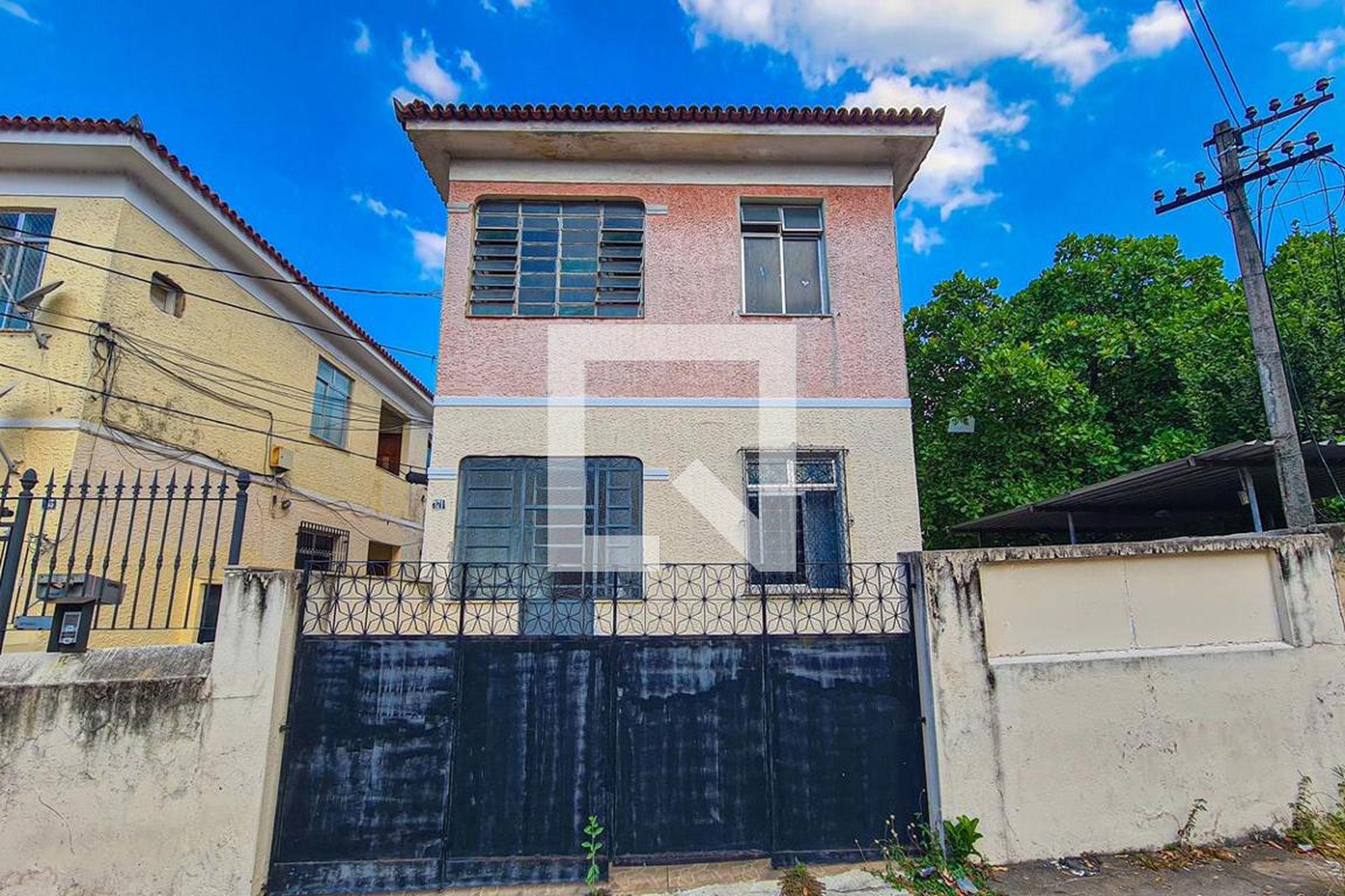 Fachada Condomínio em Rua Almeida Bastos, 171