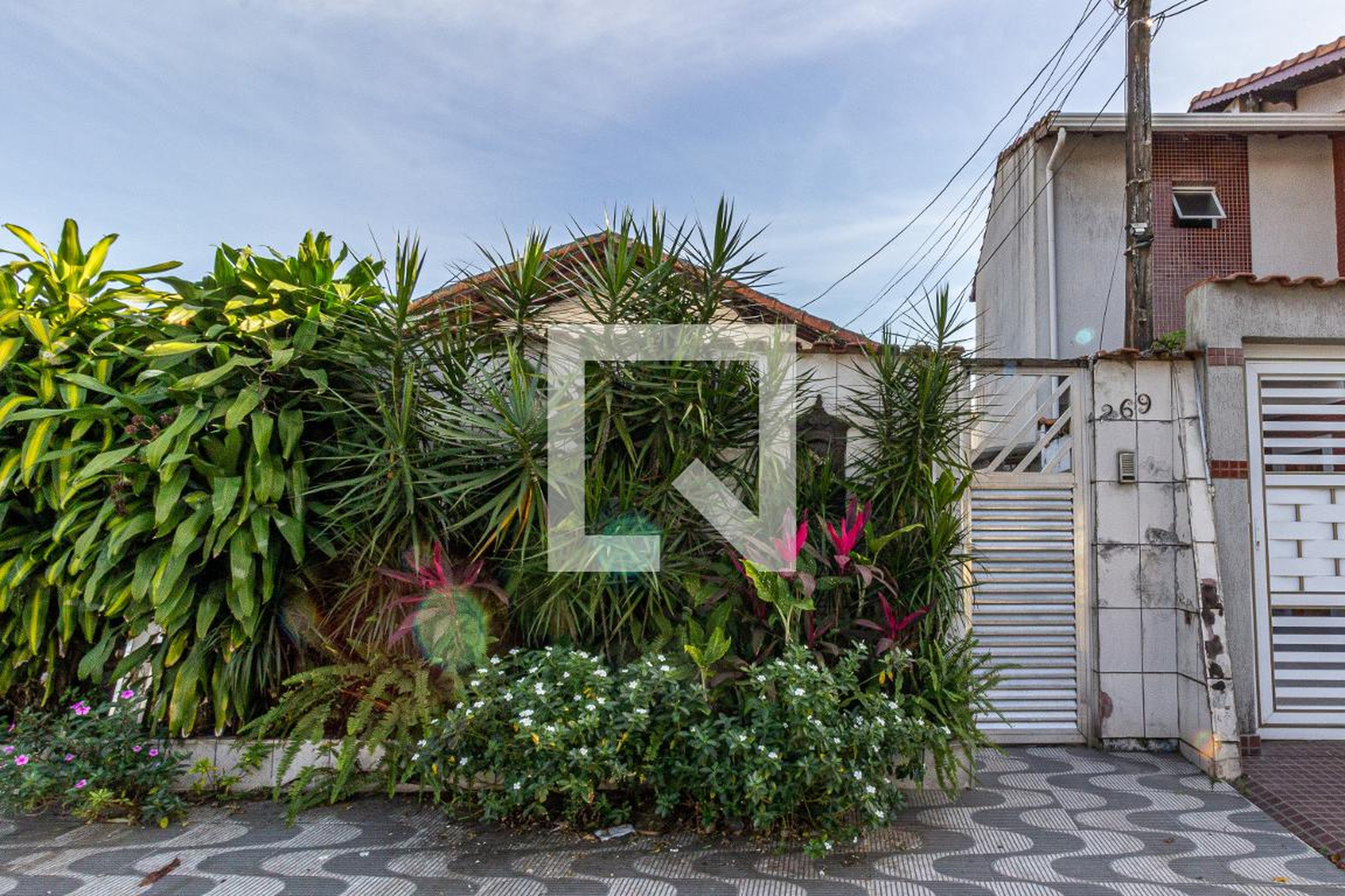 Fachada Condomínio em Rua Caripunas, 269