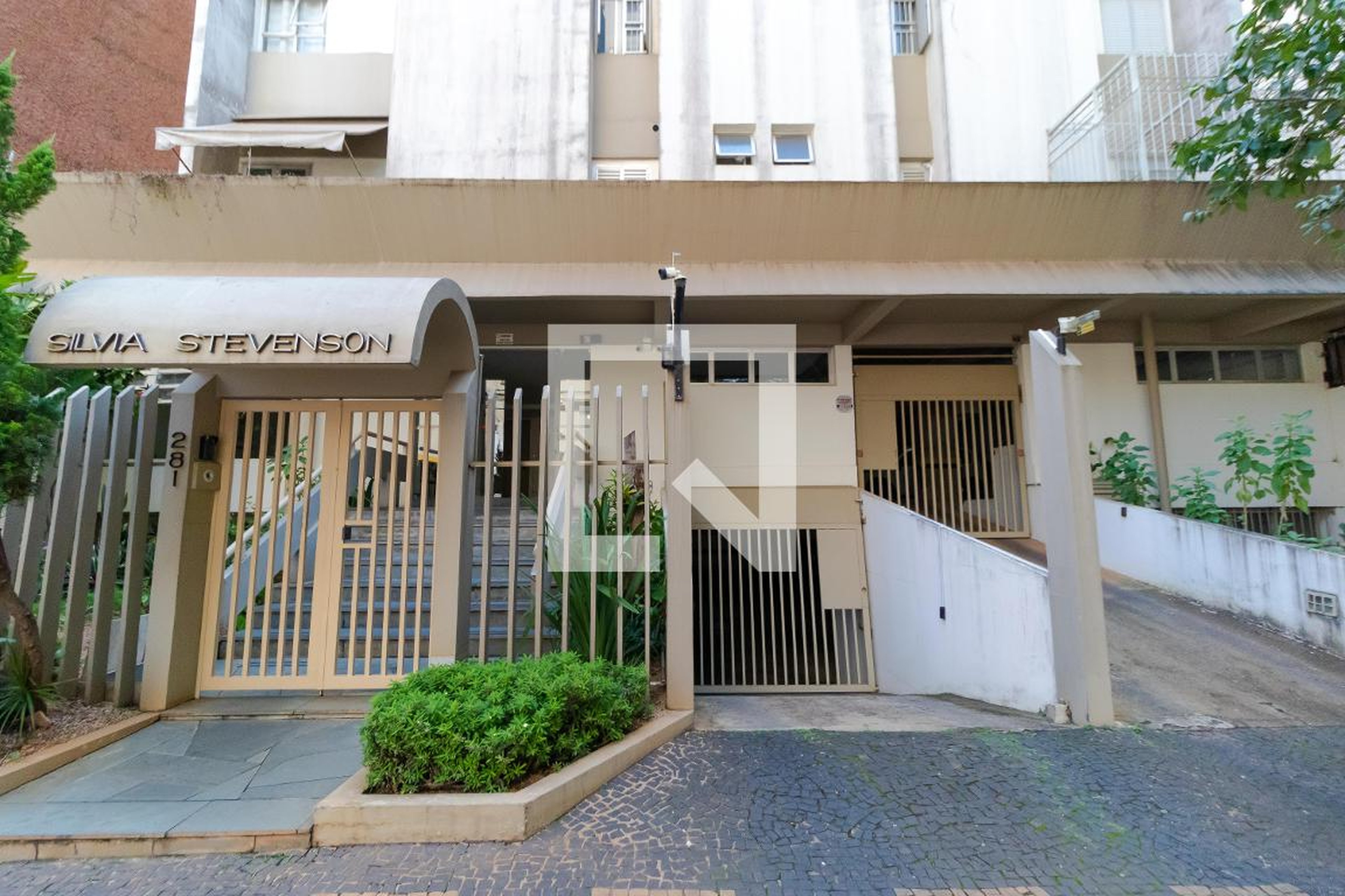 Fachada Condomínio em Rua Doutor Guilherme da Silva, 281