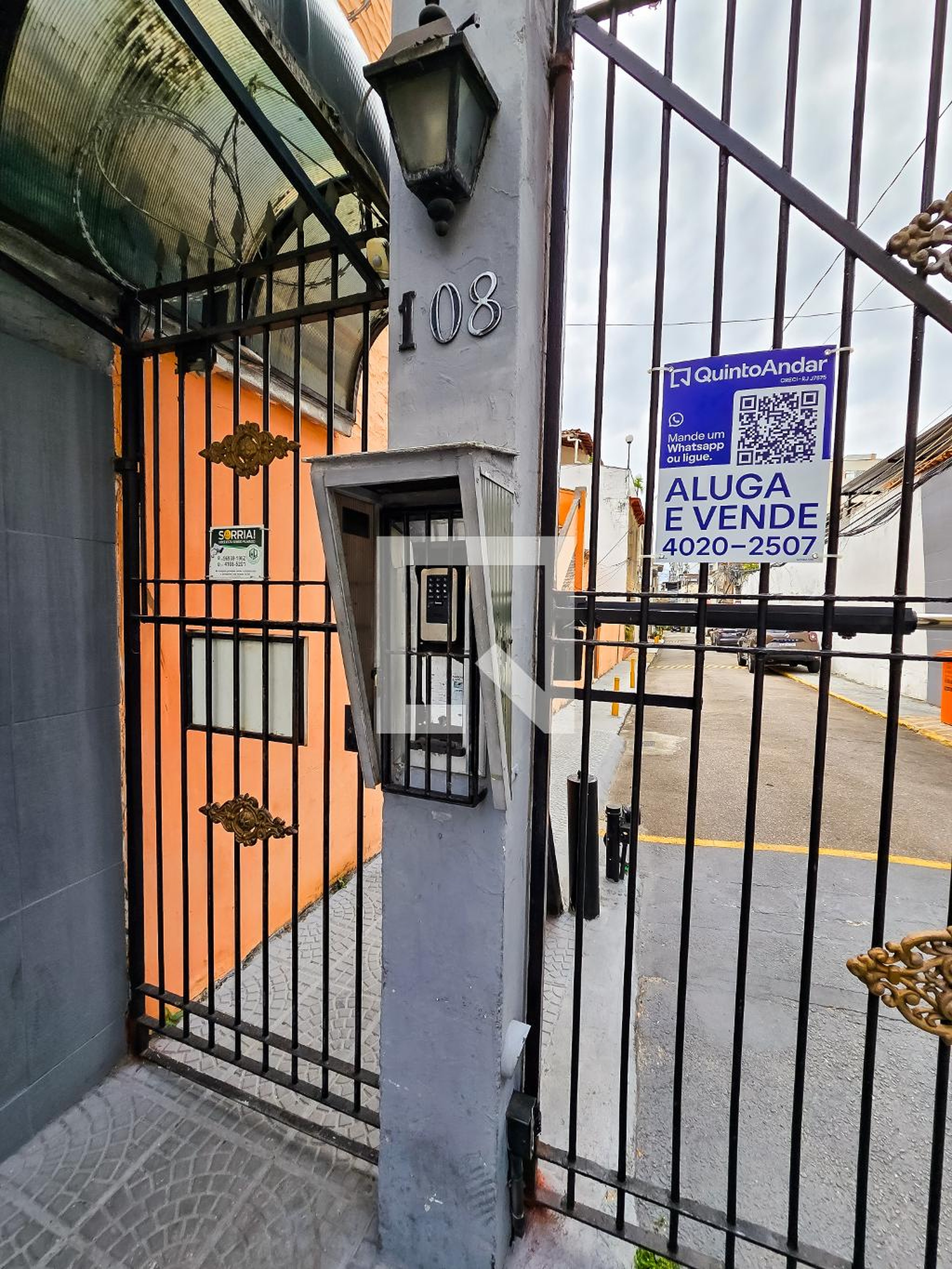 Fachada Condomínio em Rua Salvador Píres, 108