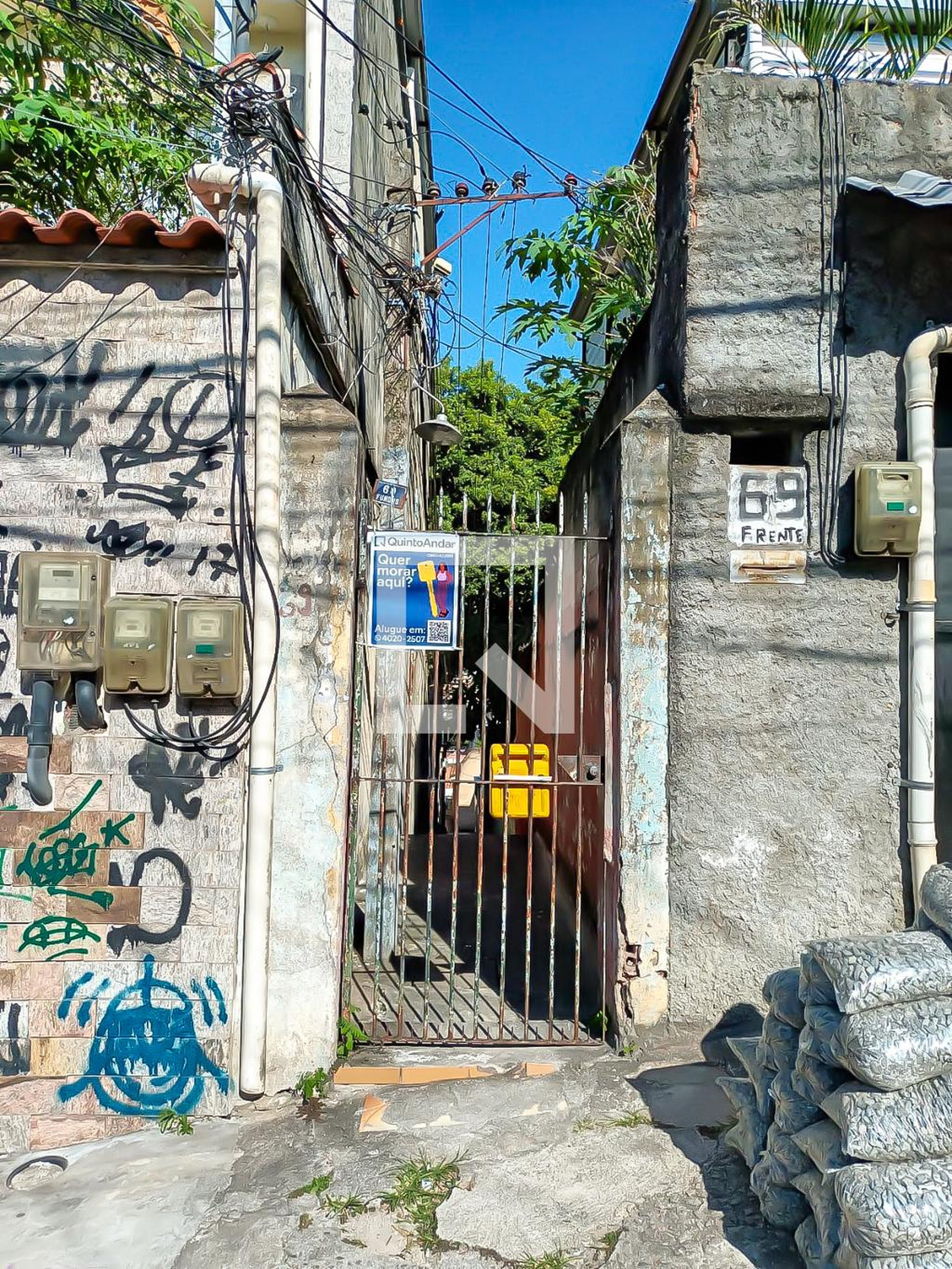 Fachada Condomínio em Rua Francisca Zieze, 69