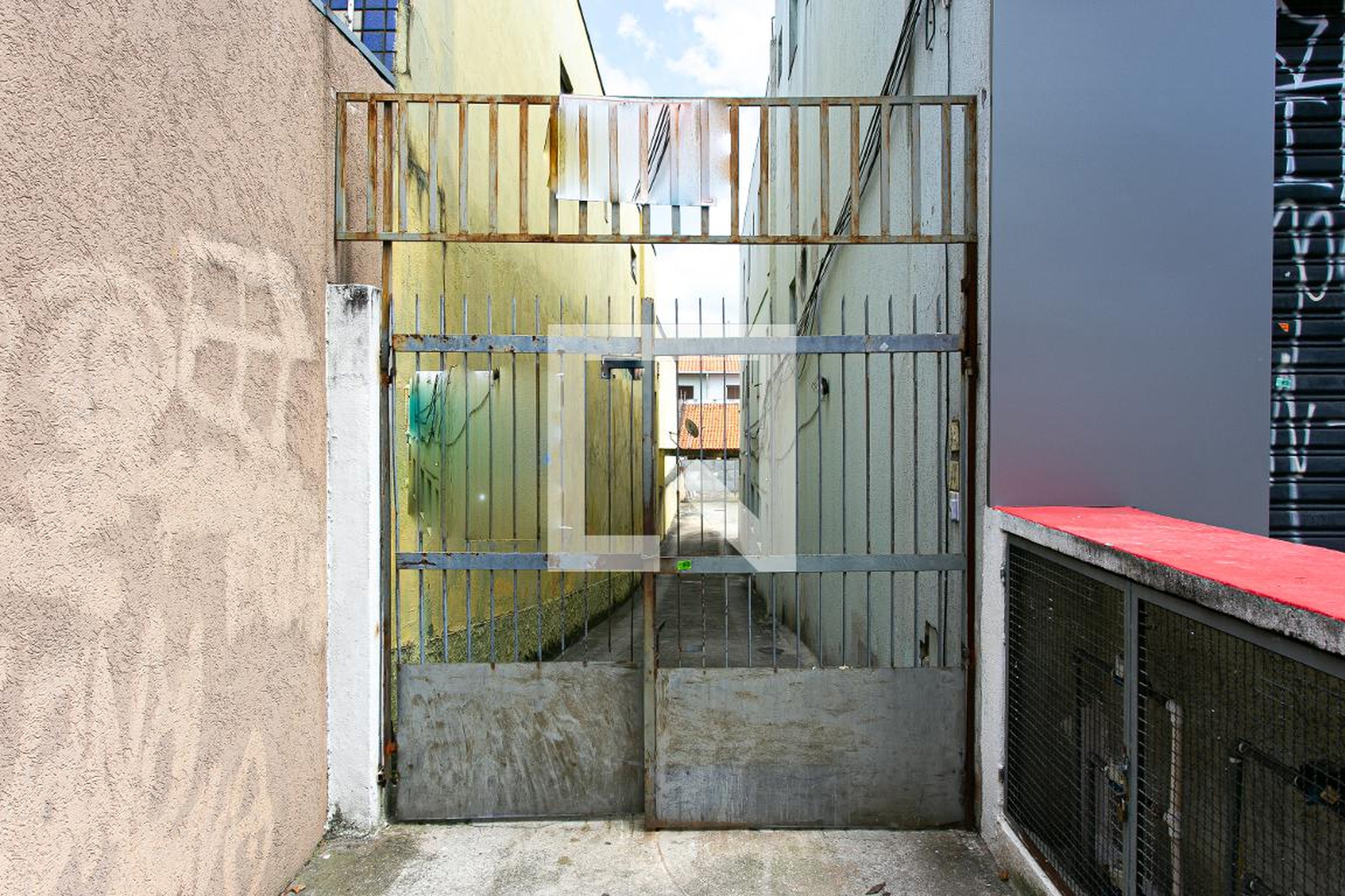 Fachada do condomínio Condomínio em Rua Maria Carlota, 828