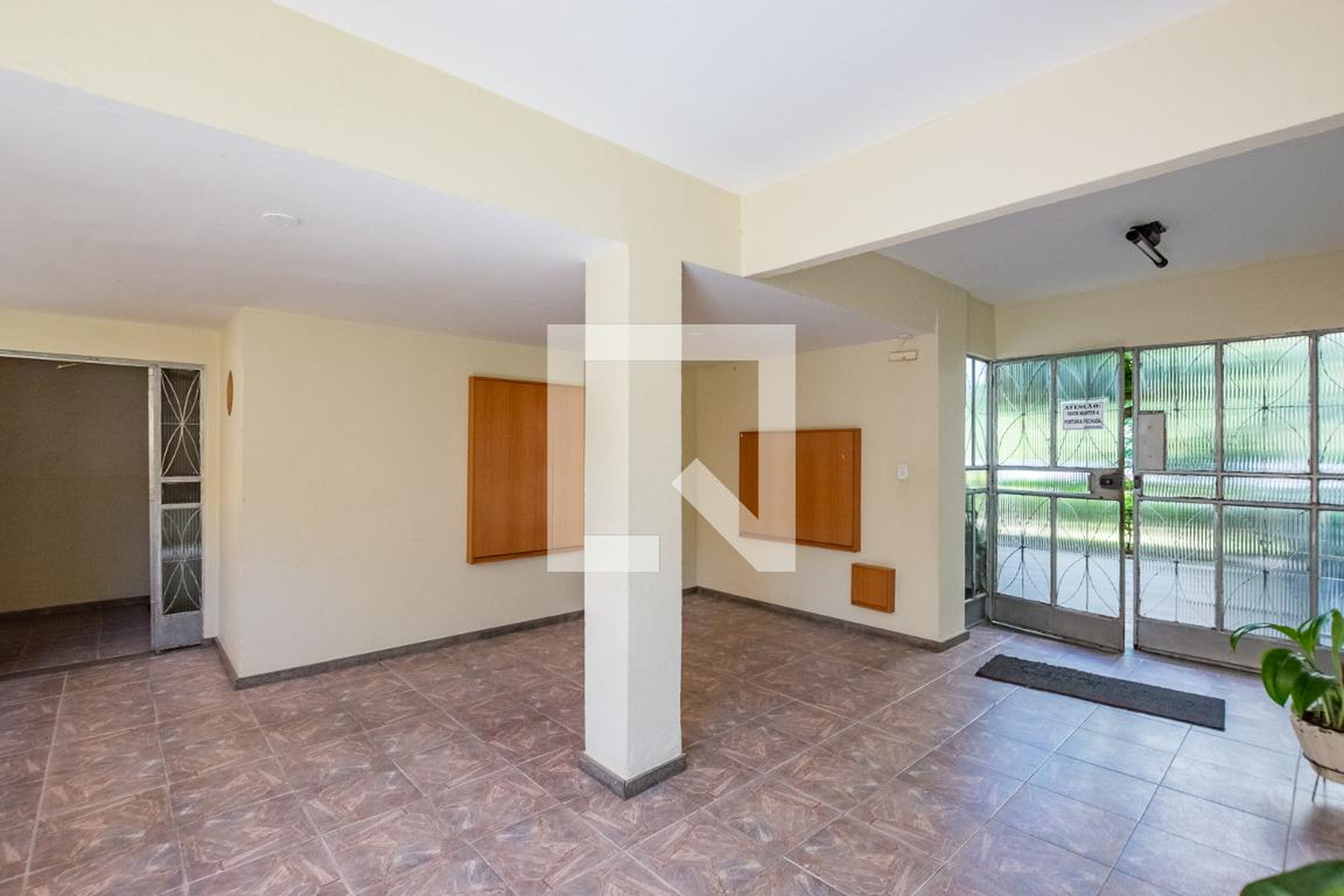 Hall de entrada Condomínio em Rua Gil Vieira de Carvalho, 130