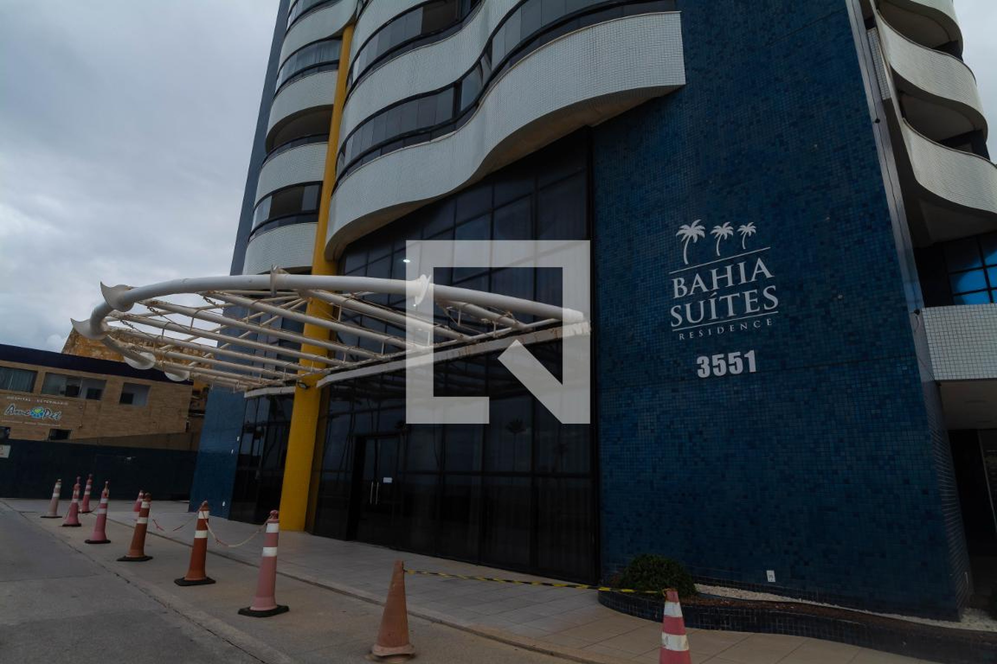 Fachada Condomínio Bahia Suites Residence