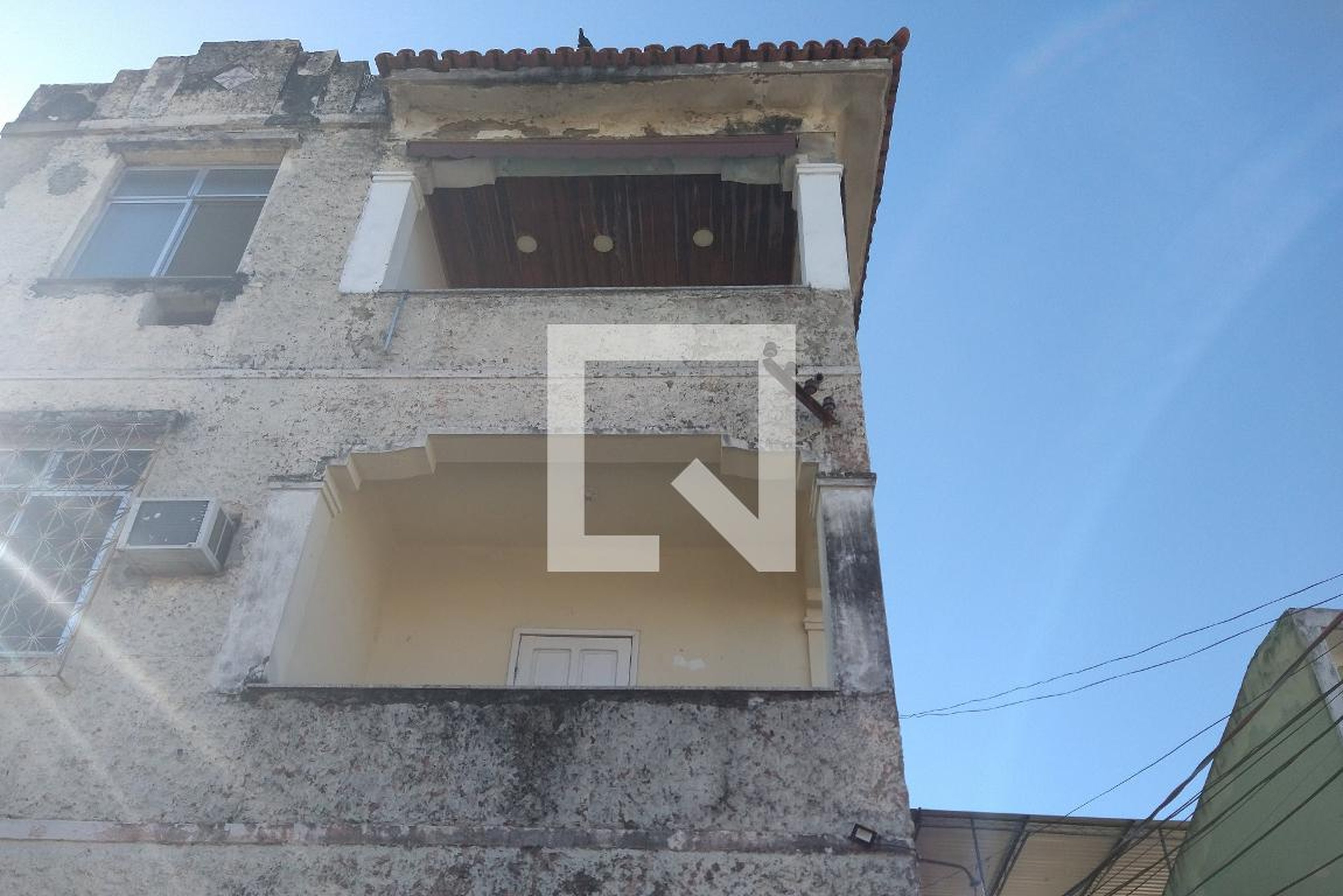 Fachada Condomínio em Rua Queluz, 52