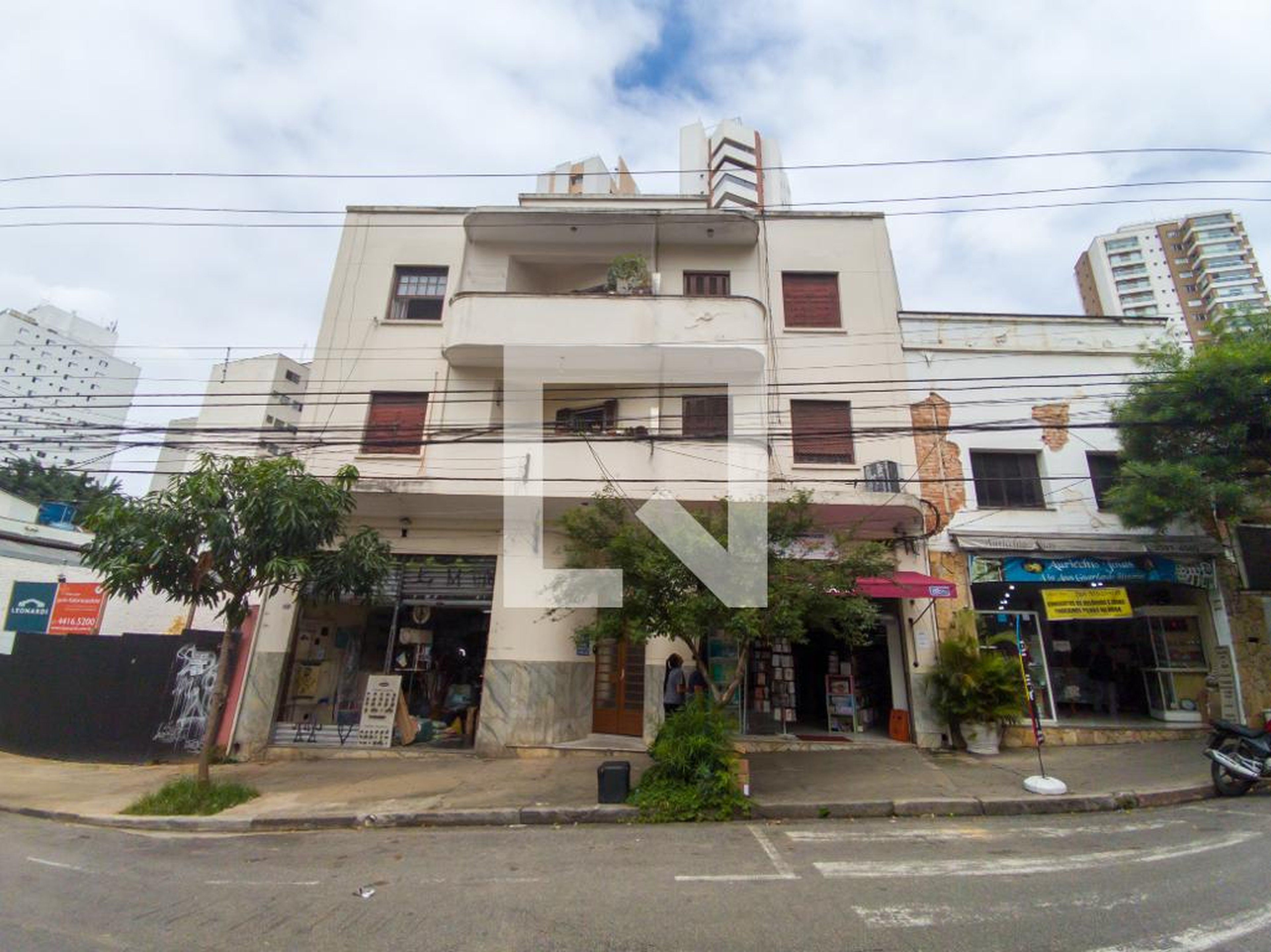 Fachada Condomínio em Rua Turiassu, 317