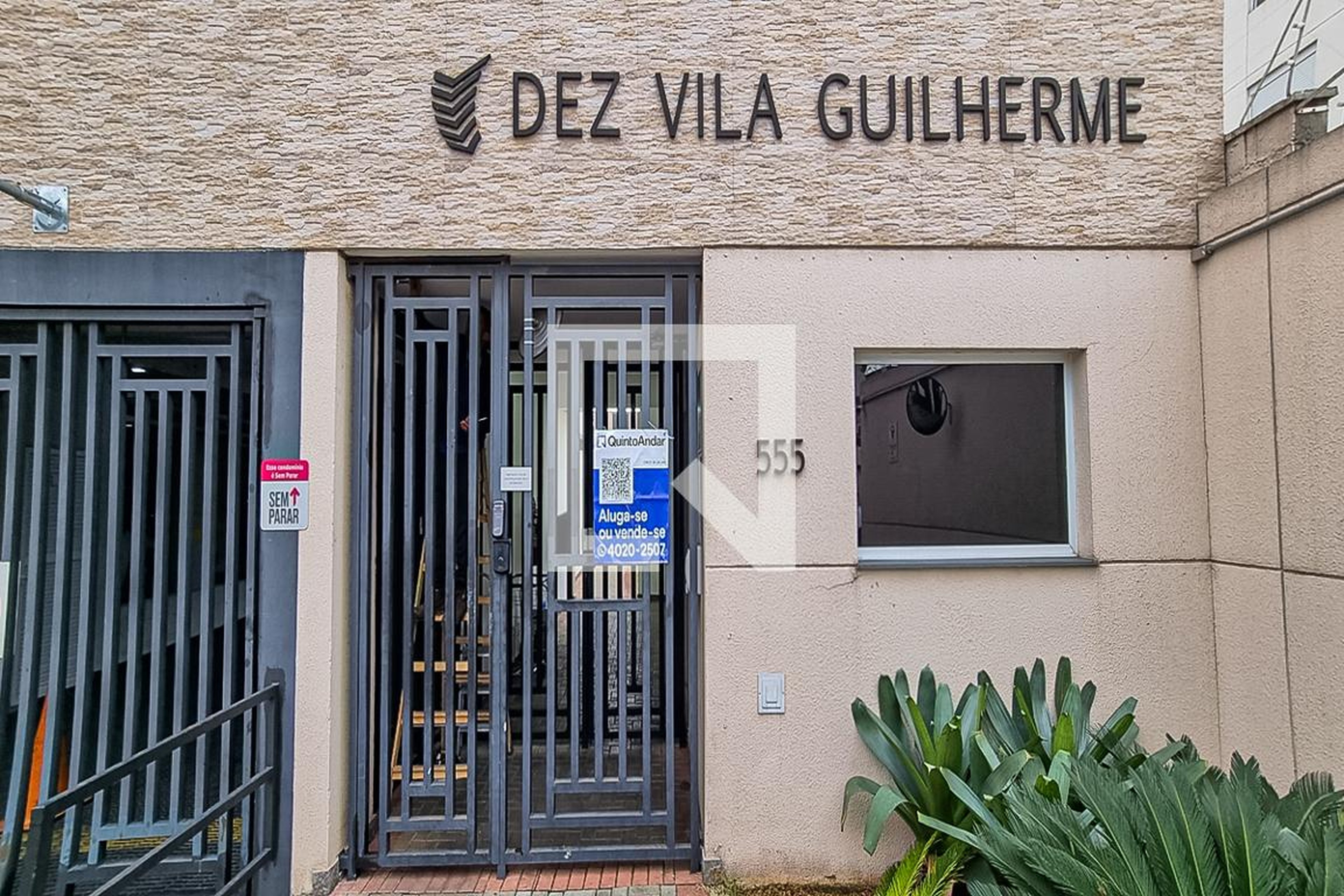 Fachada Condomínio em Rua Cesar Salvi, 81