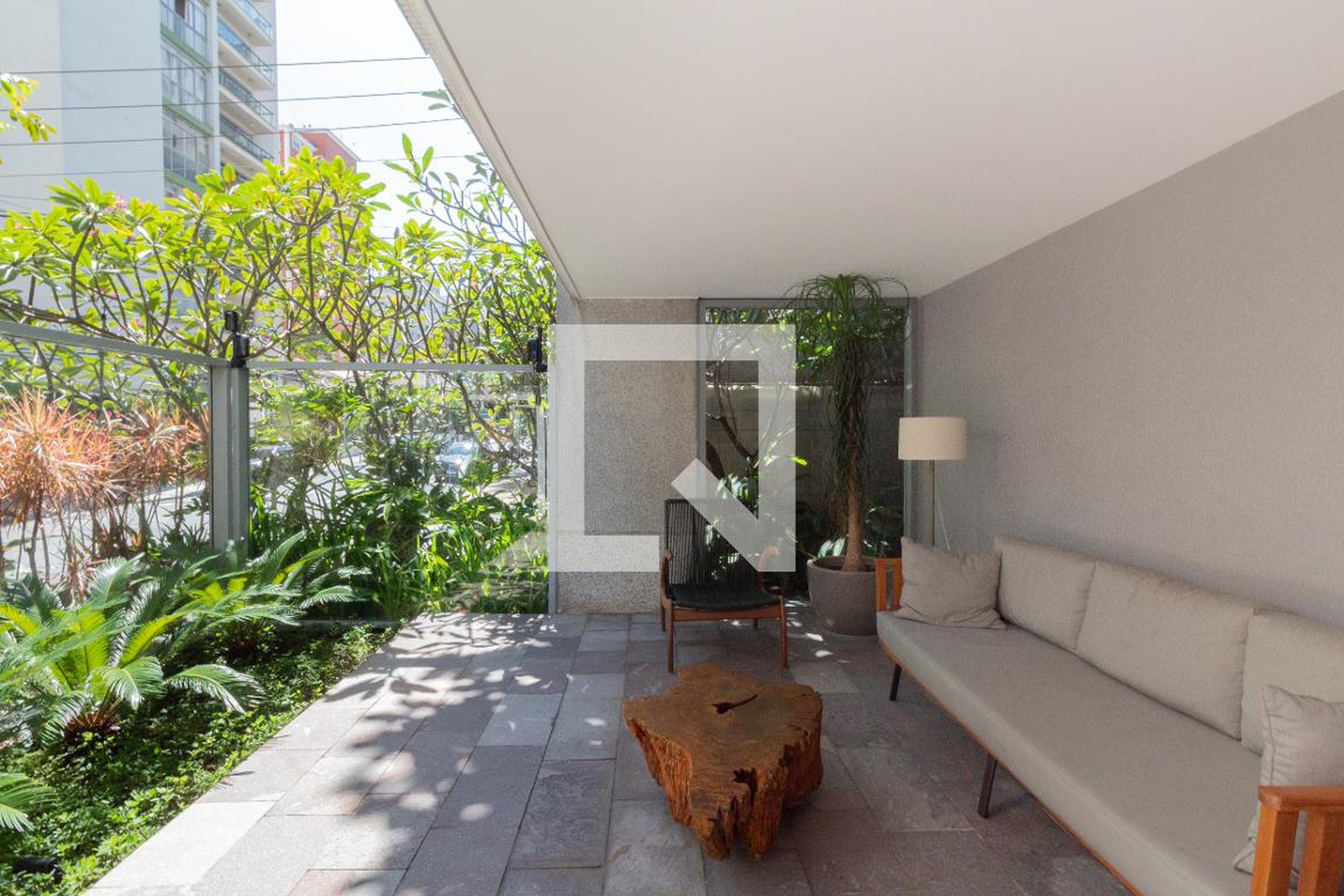 Área externa - Metrópole