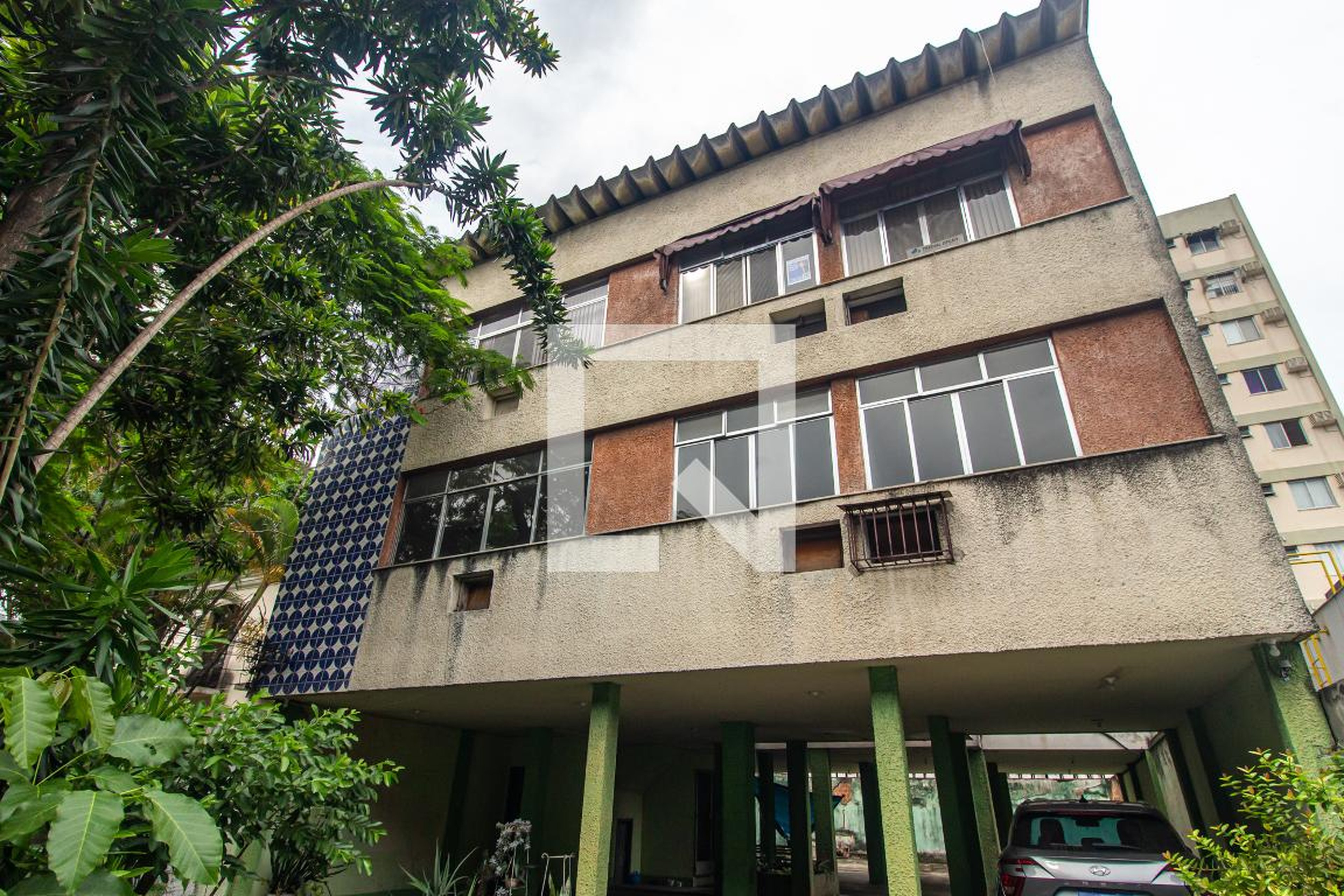 Fachada do Prédio Condomínio em Rua Cândido Magalhães, 157