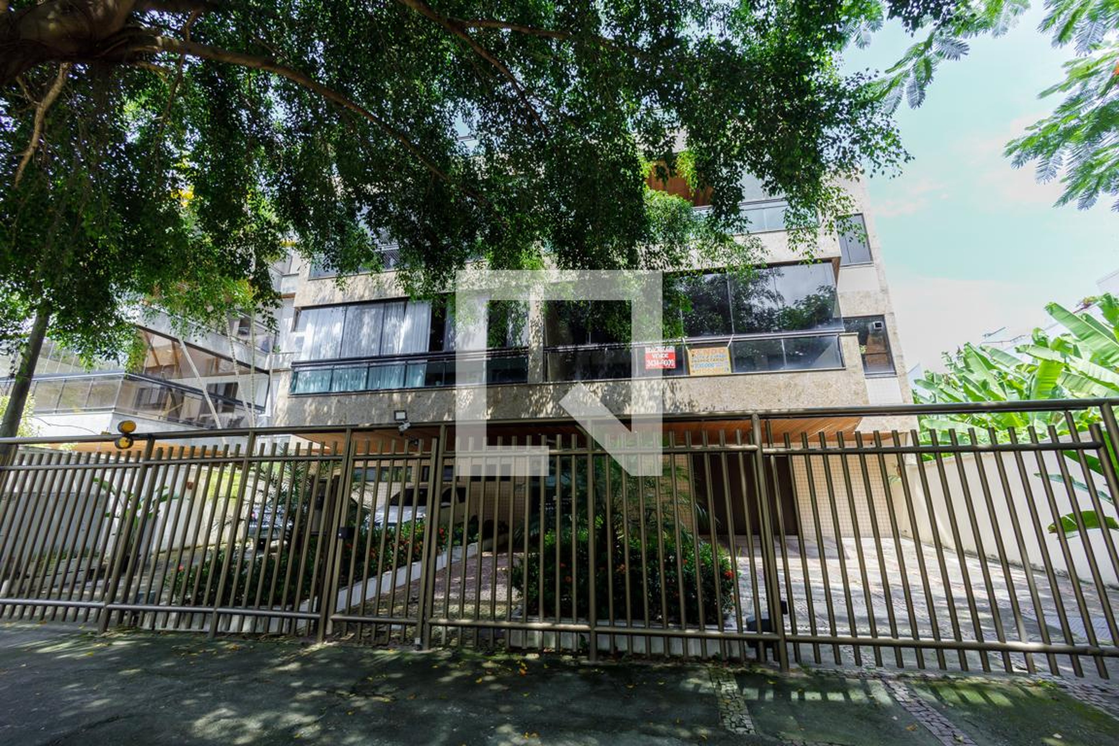 Fachada Condomínio em Rua Joaquim Moreira Neves, 121