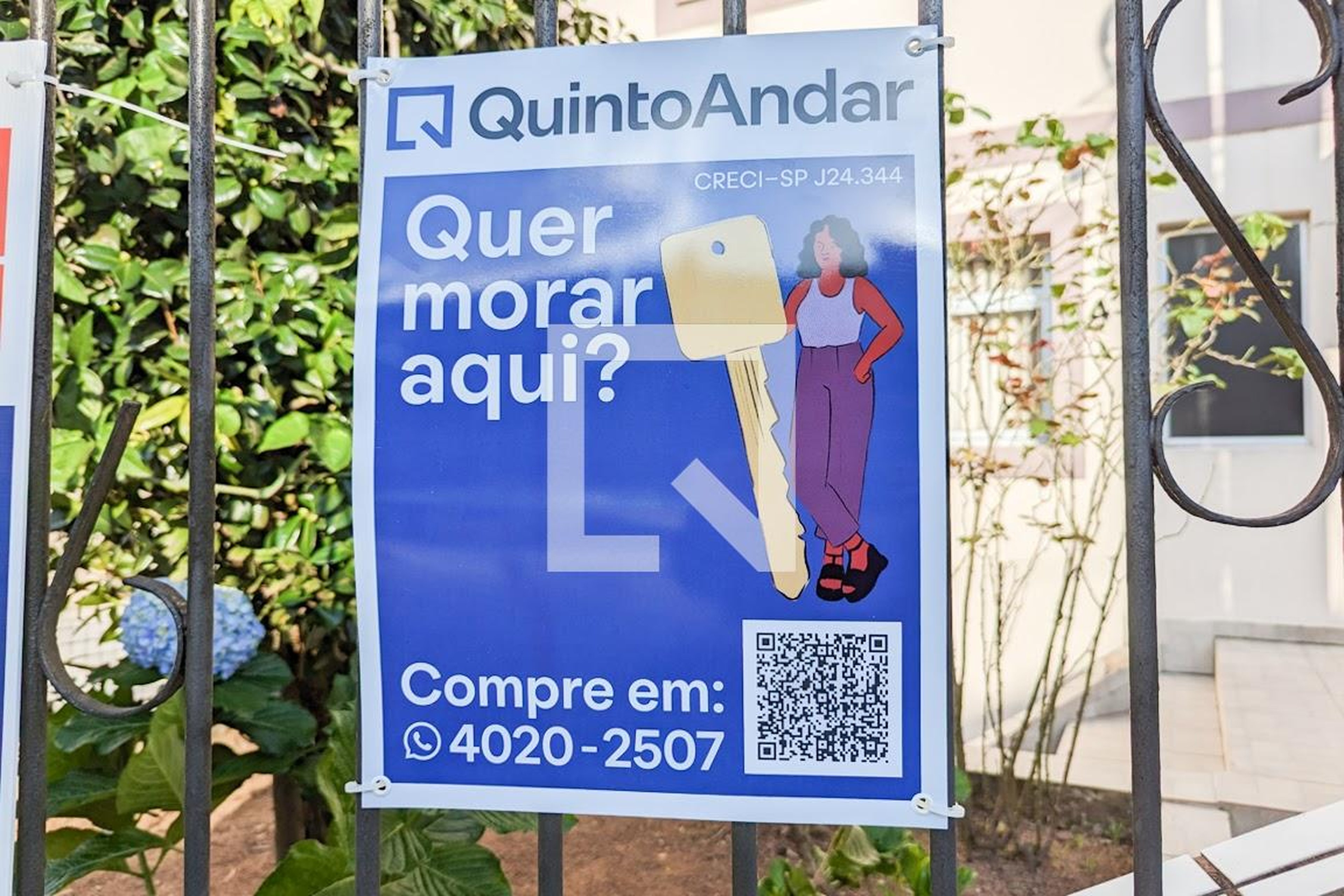 Fachada Condomínio em Rua Carlos Teodoro Bellinghausen, 43