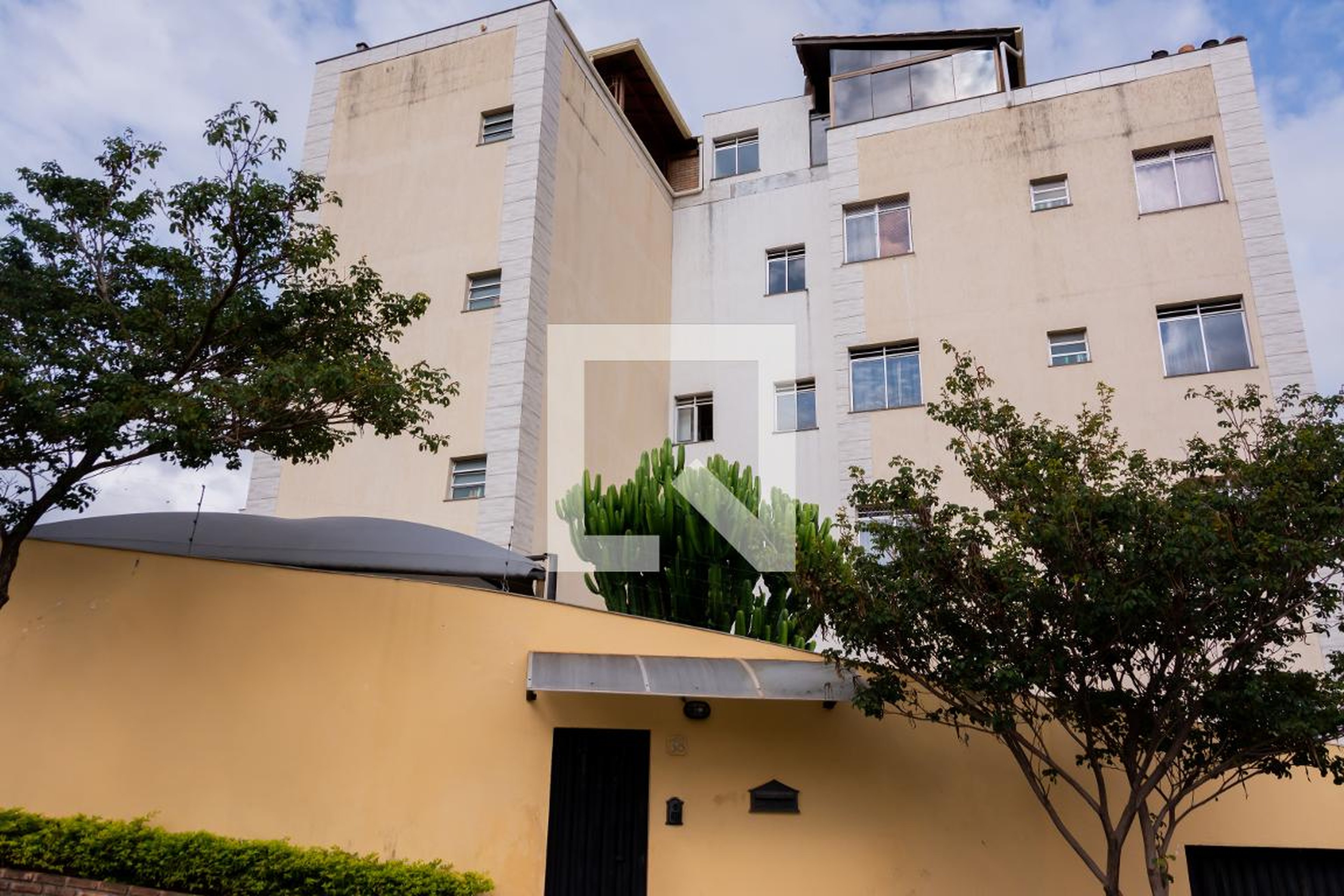 Fachada Condomínio em Rua Antônio Almada, 38