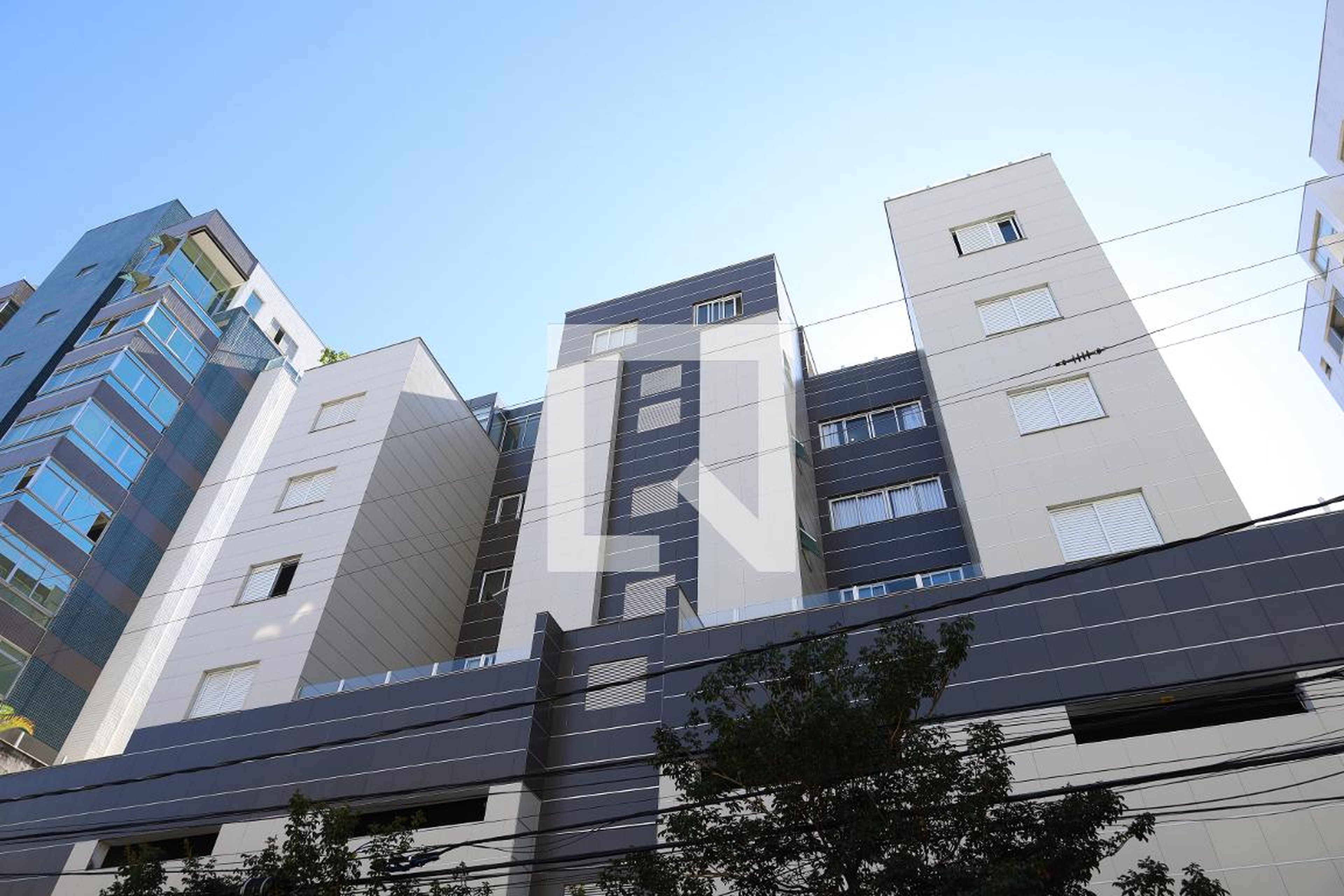 Fachada Condomínio em Rua Marco Aurélio de Miranda, 120