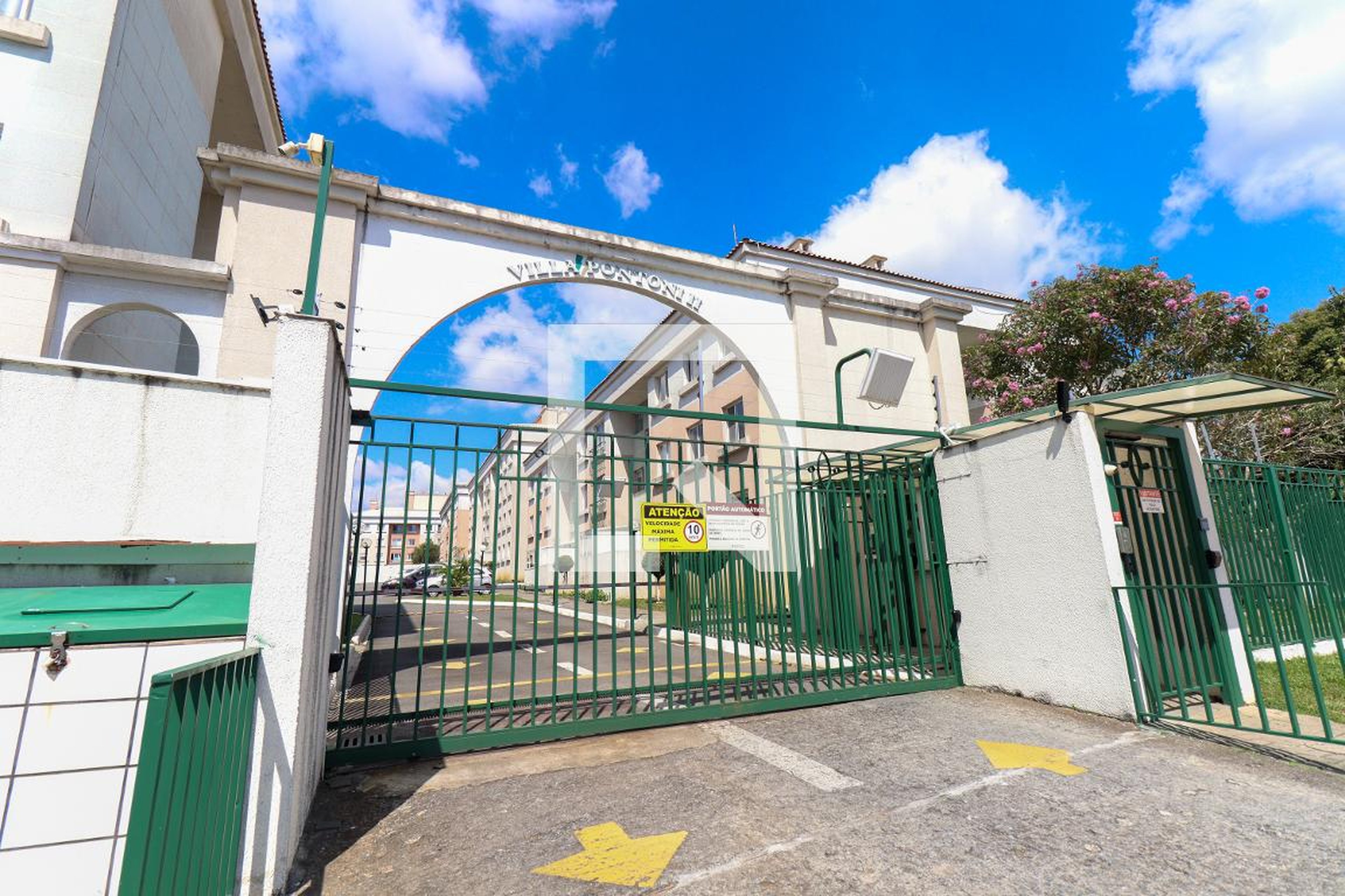 Fachada do Condomínio Condomínio Vila Pontoni II