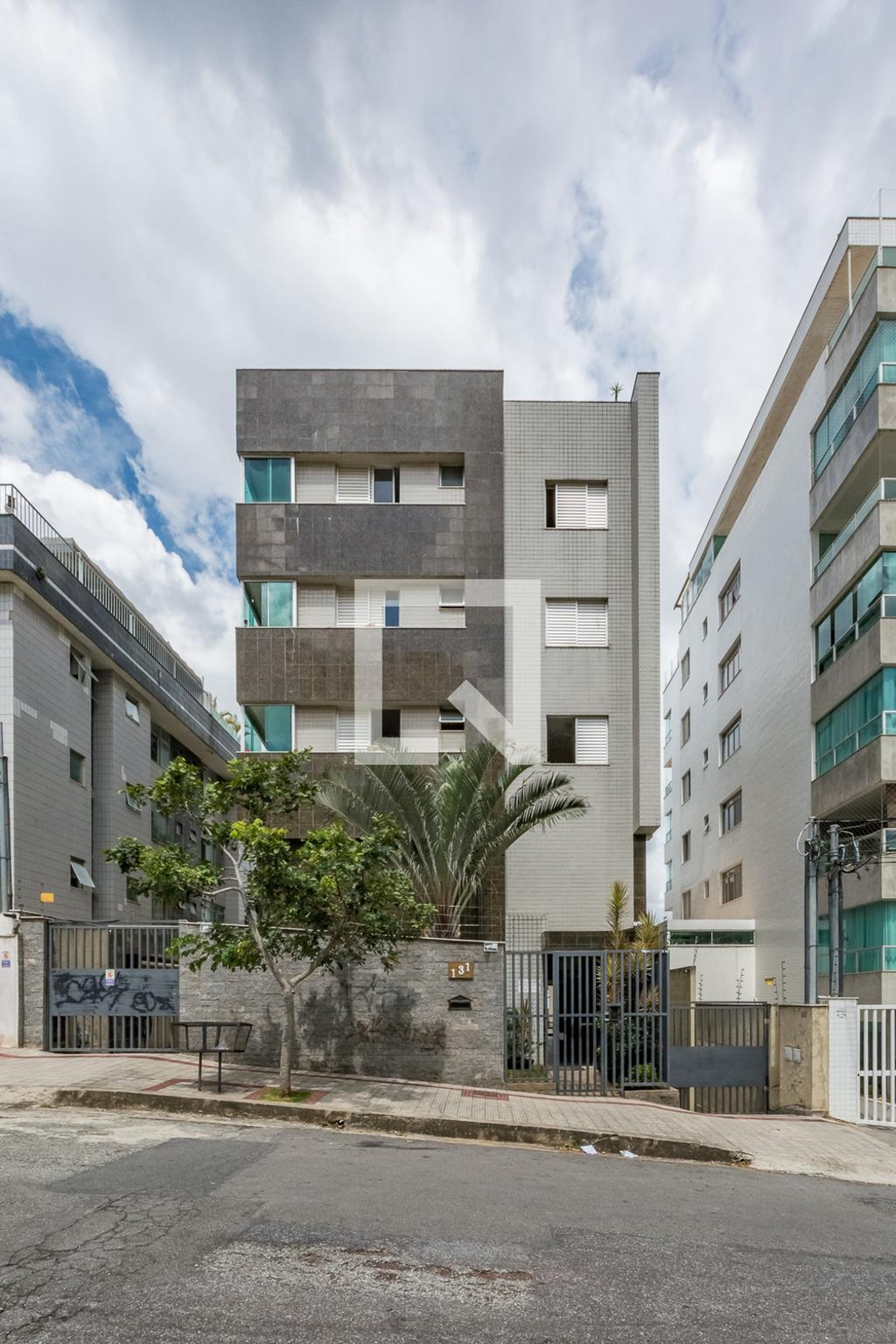 Fachada Condomínio em Rua Clementino Viana Dotti, 131