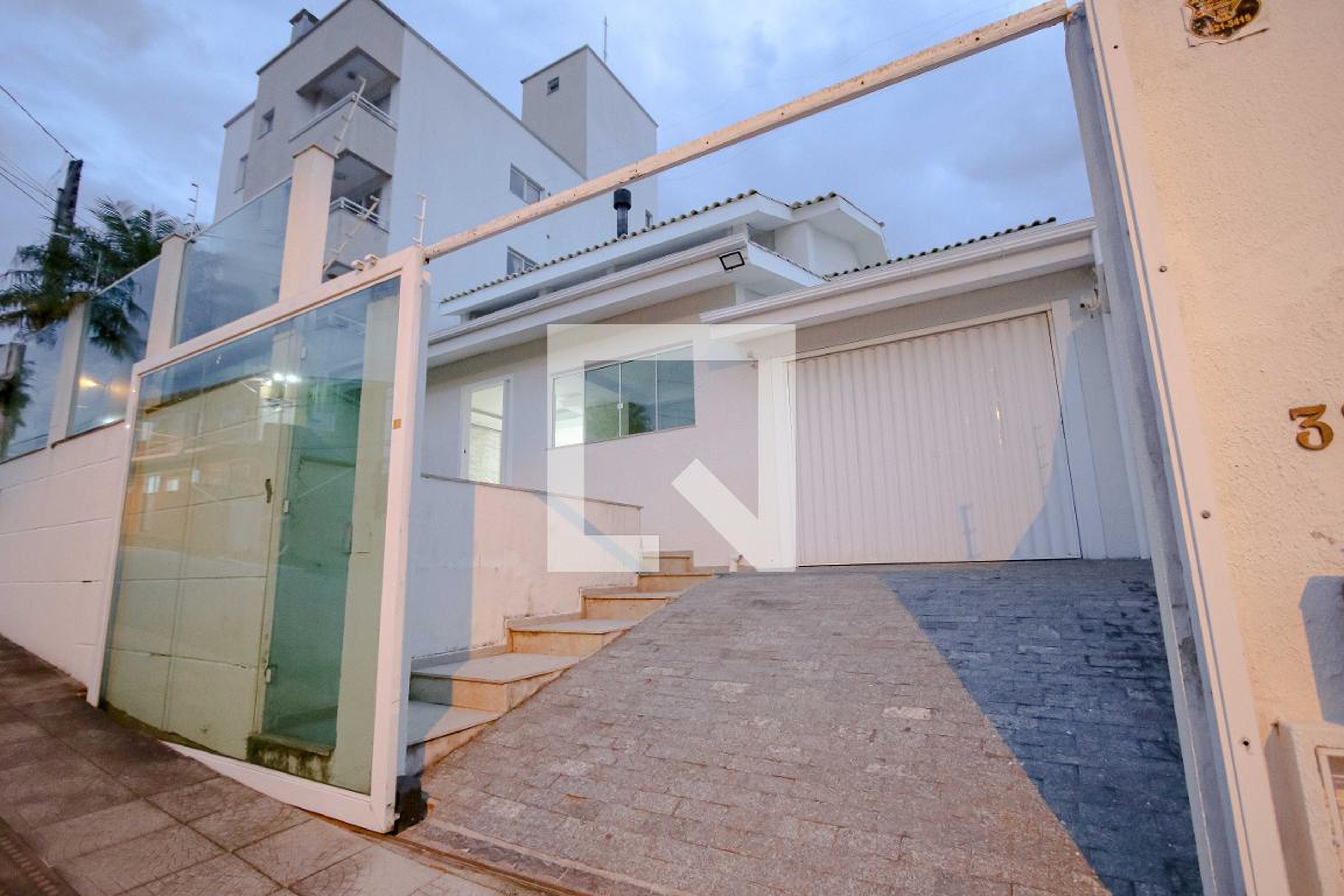 Fachada Condomínio em Rua Frontino Coelho Píres, 327