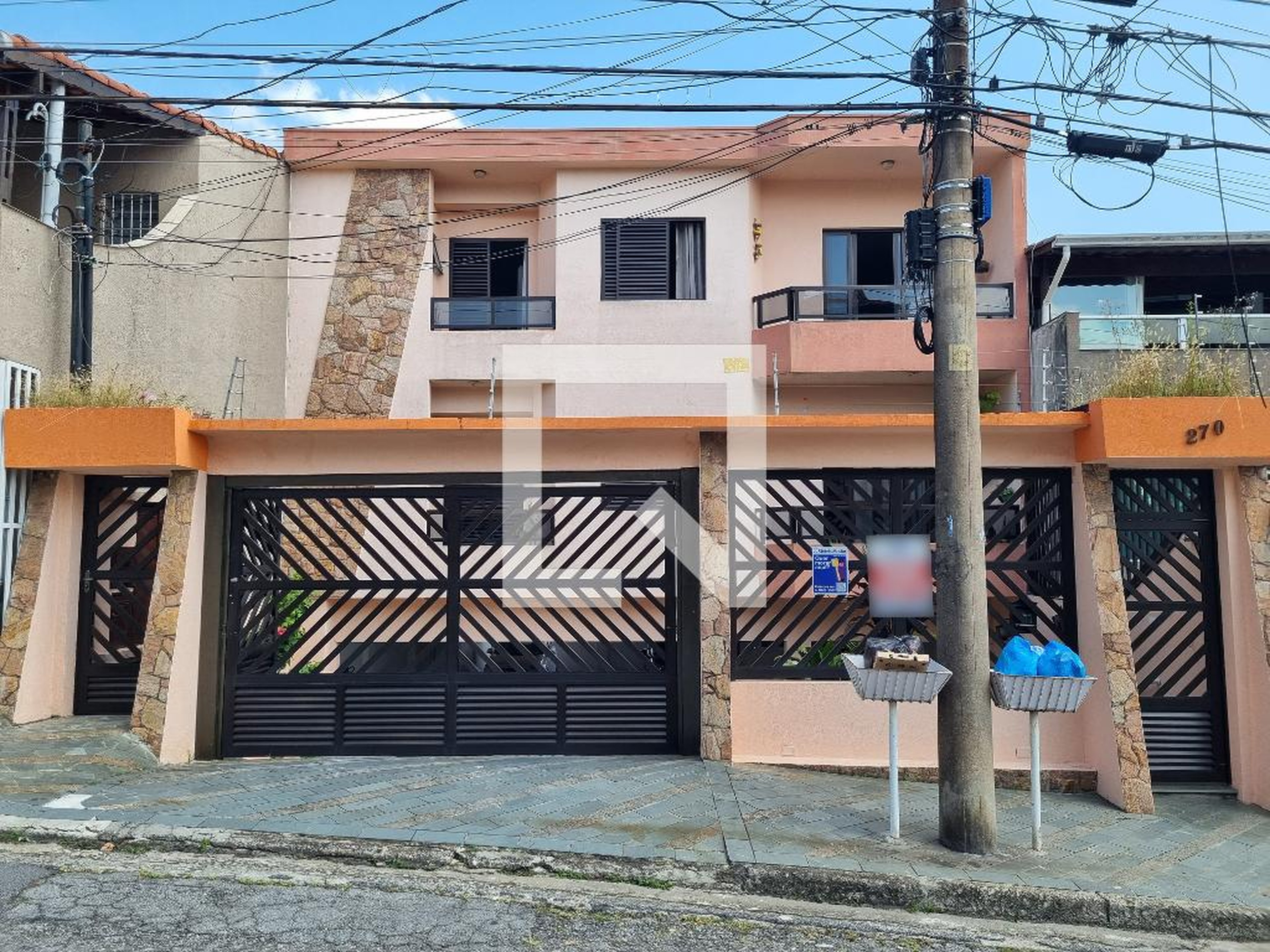 Fachada Condomínio em Rua das Rosas, 270