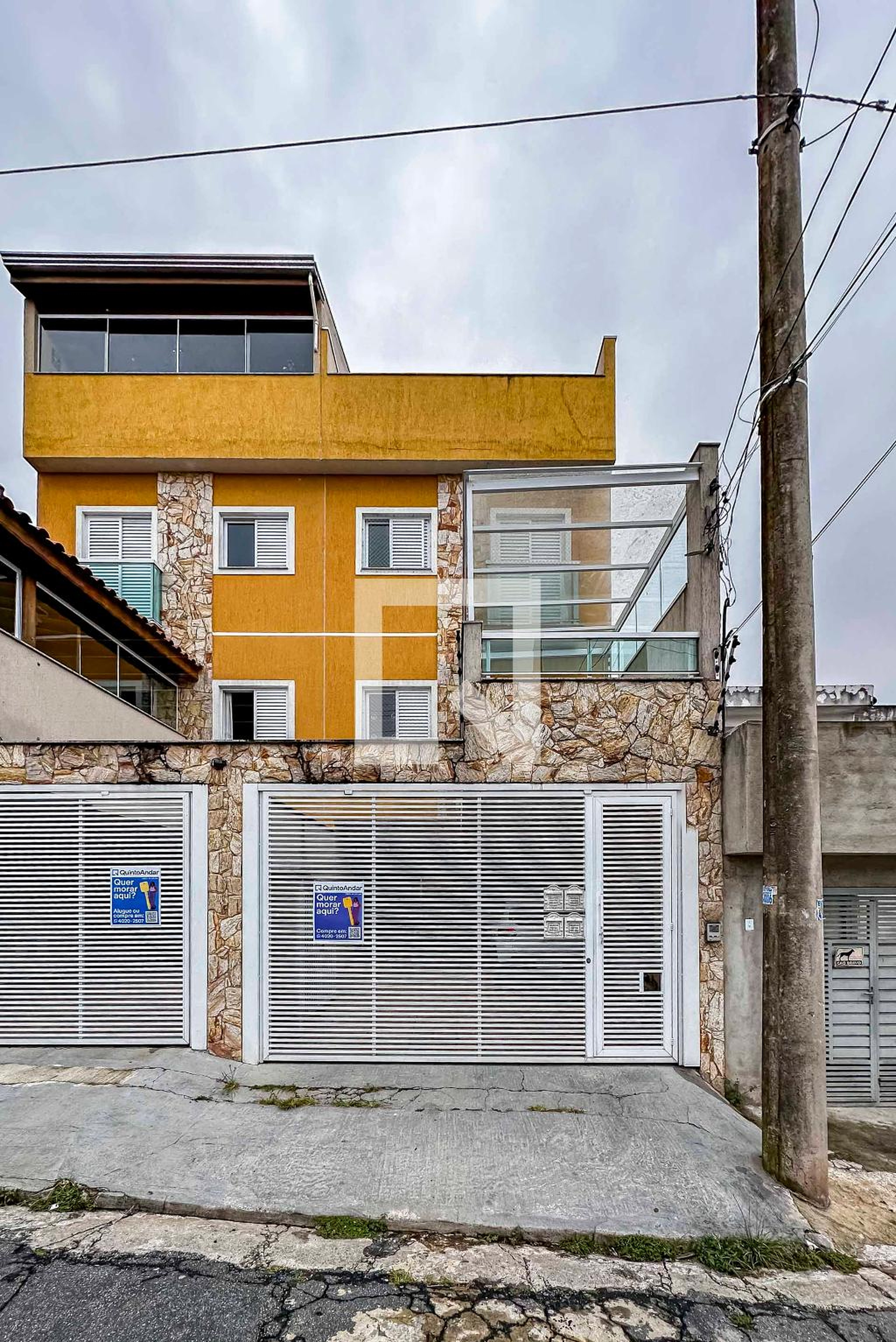 Fachada Condomínio em Rua Lucélia, 202