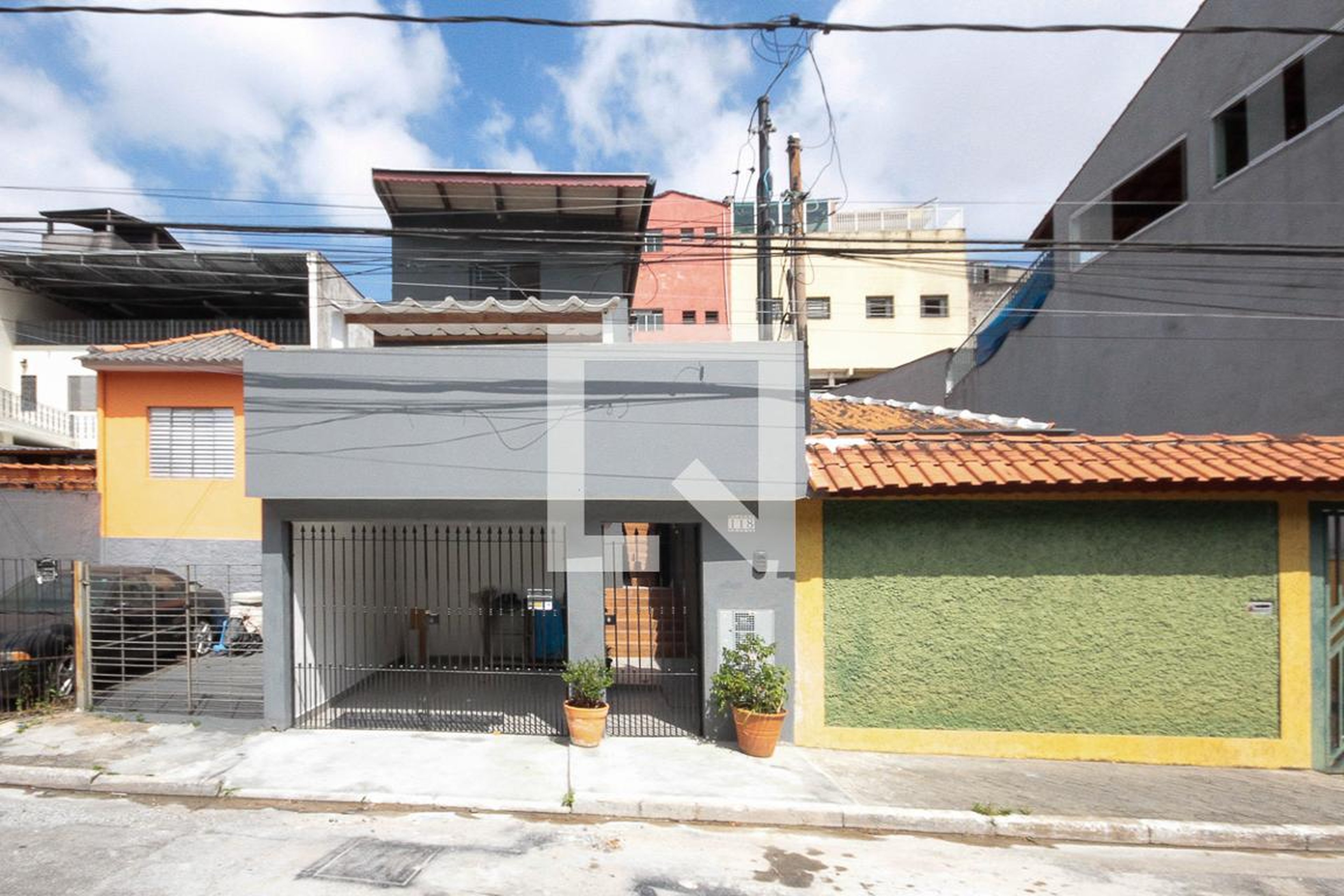 Fachada Condomínio em Rua Maia Lelo, 118