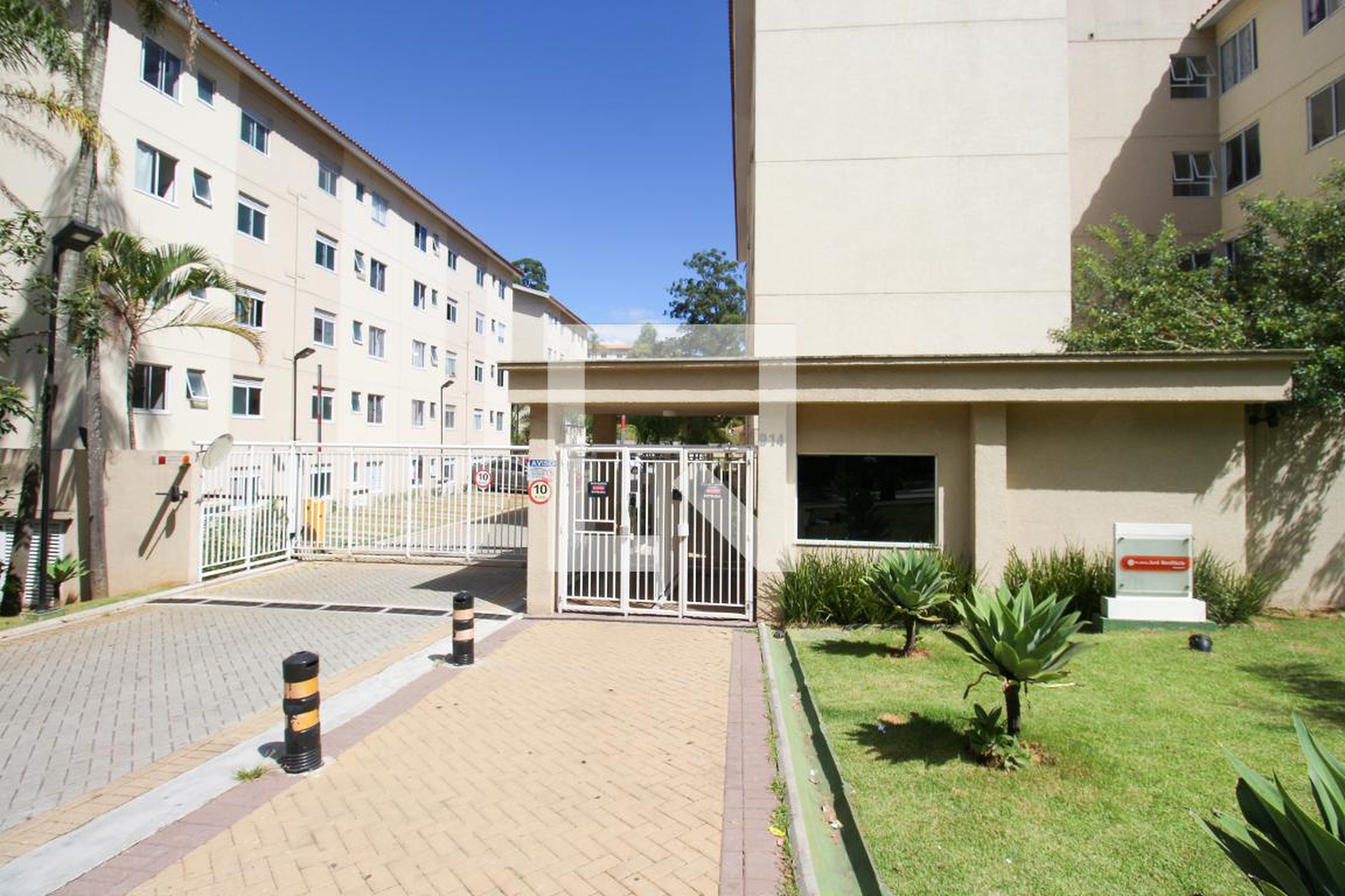 Fachada Condomínio em Rua Agrimensor Sugaya, 914