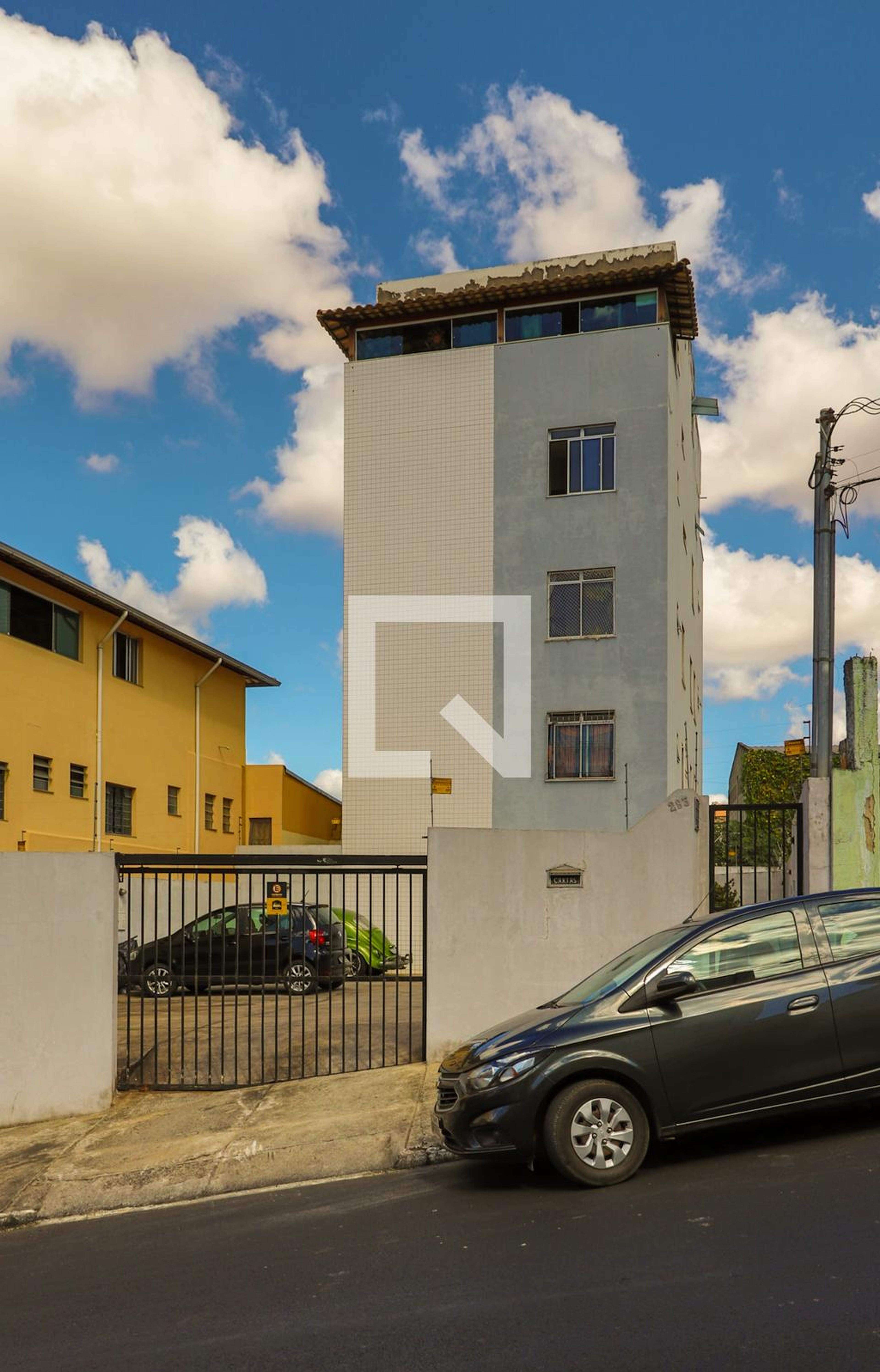 Fachada Condomínio em Rua Diana, 283