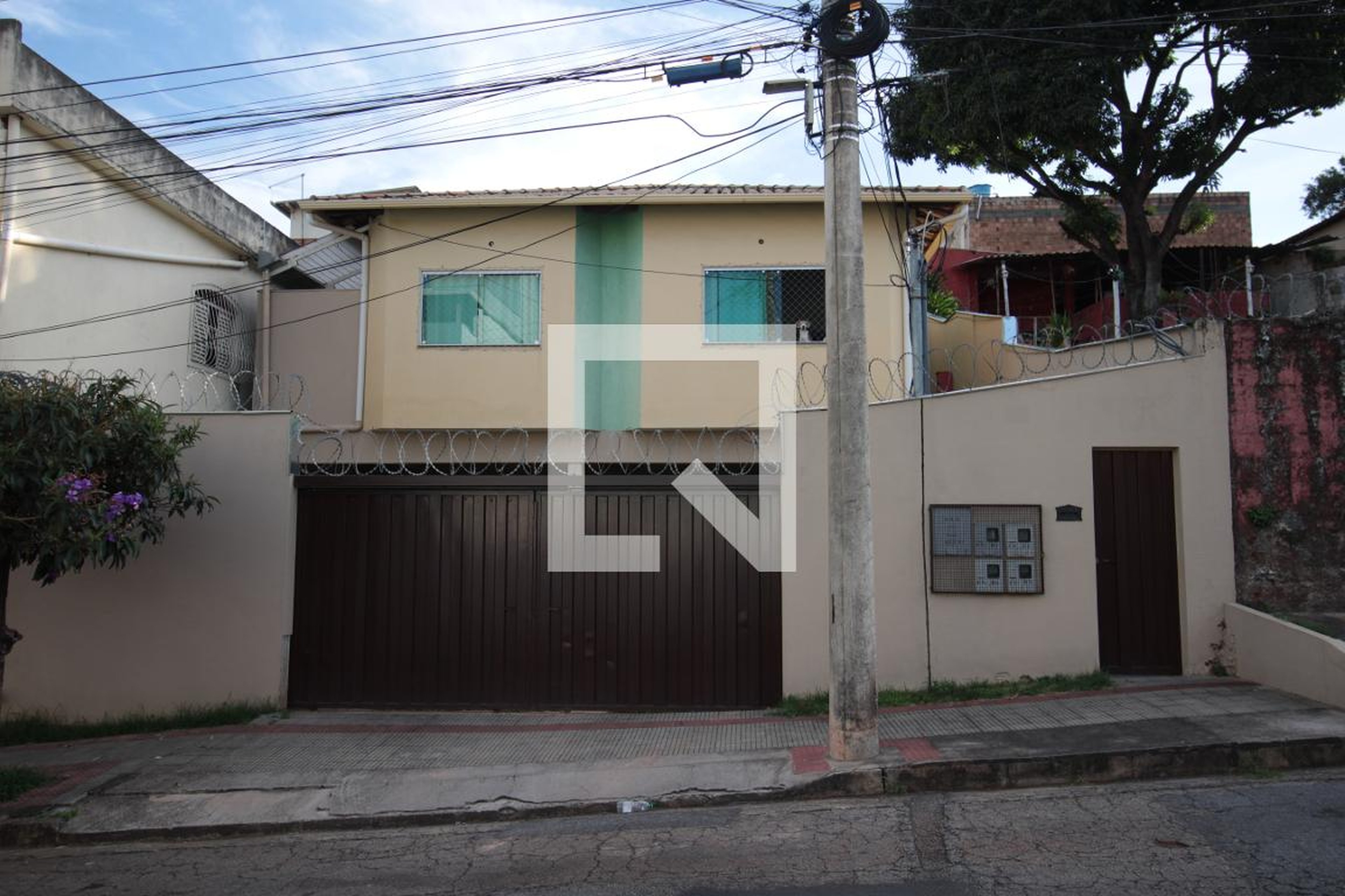 Fachada Condomínio em Rua Colina, 165