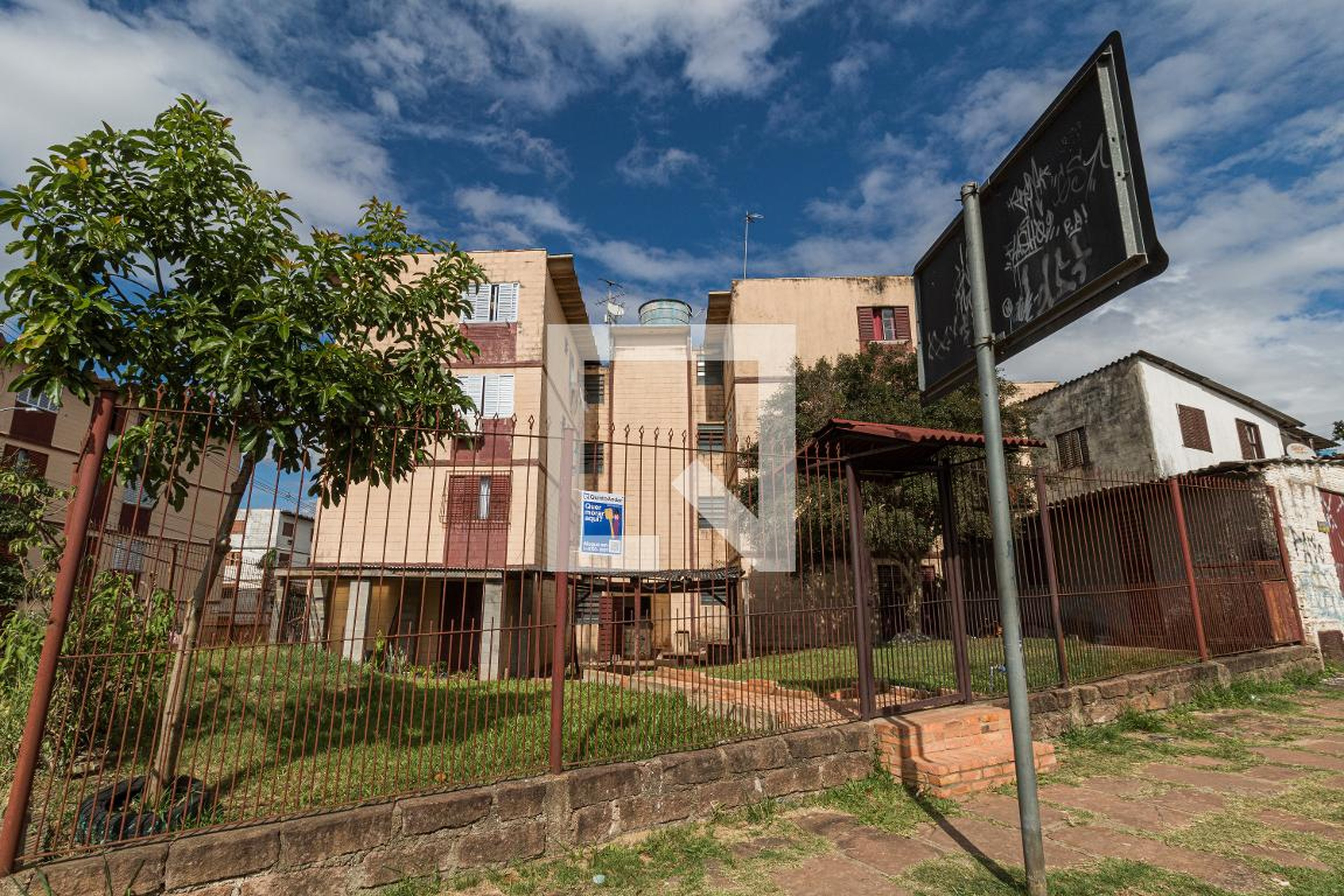 Fachada do Prédio Condomínio em Rua Fernando Camarano, 215