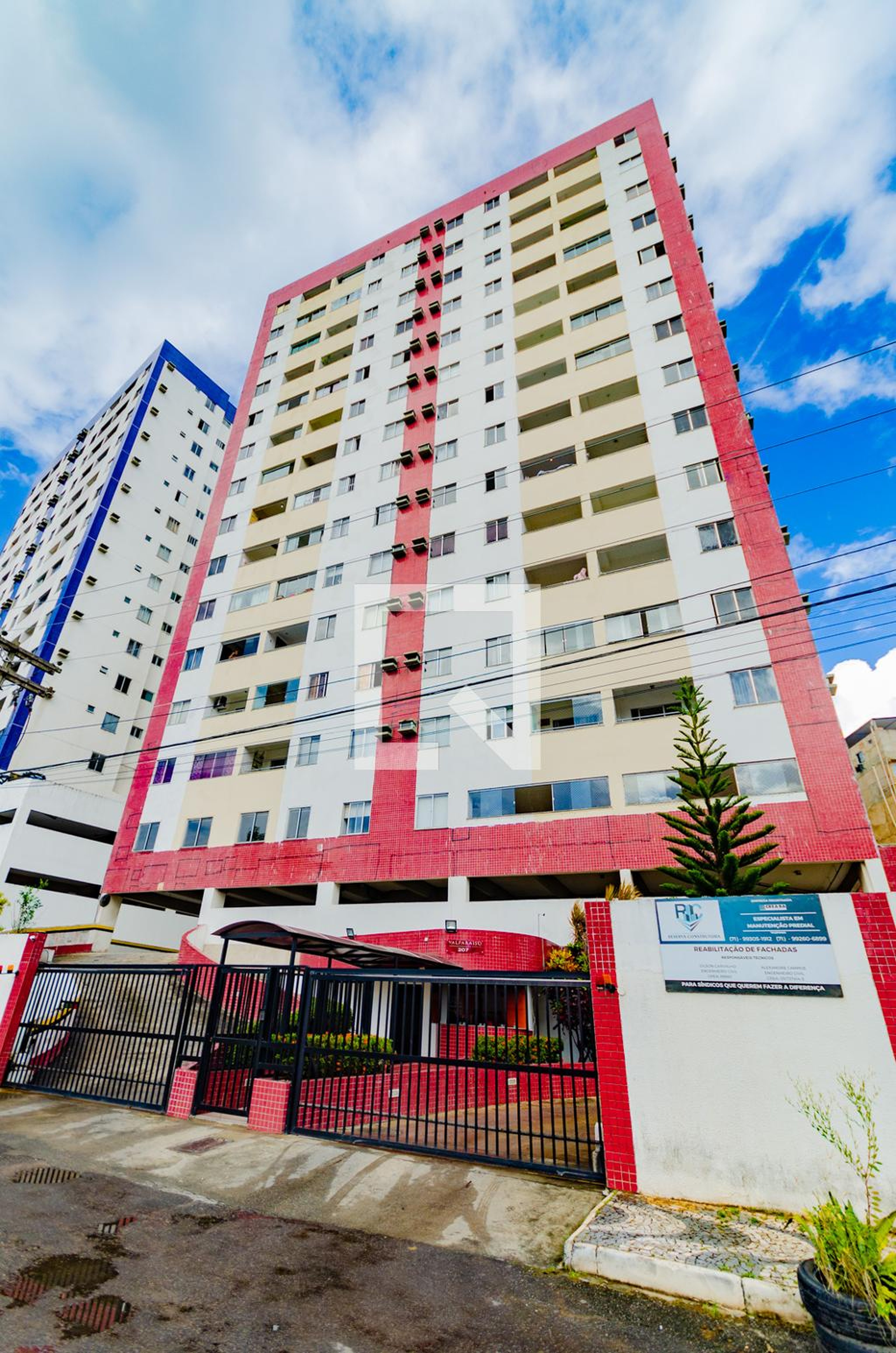 Fachada do Condomínio Condomínio Valparaiso