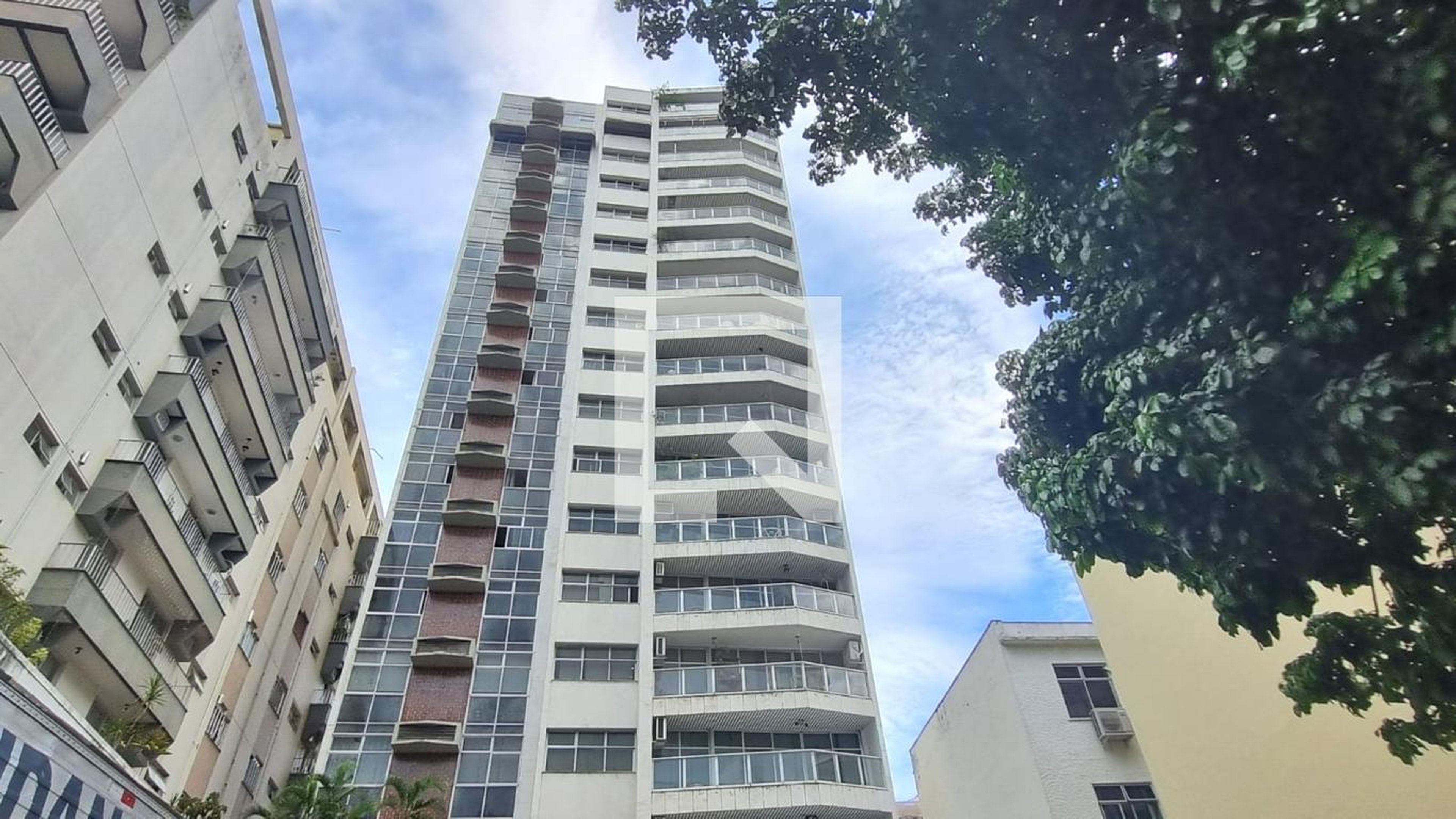 Fachada Condomínio em Rua Desembargador Izidro, 135