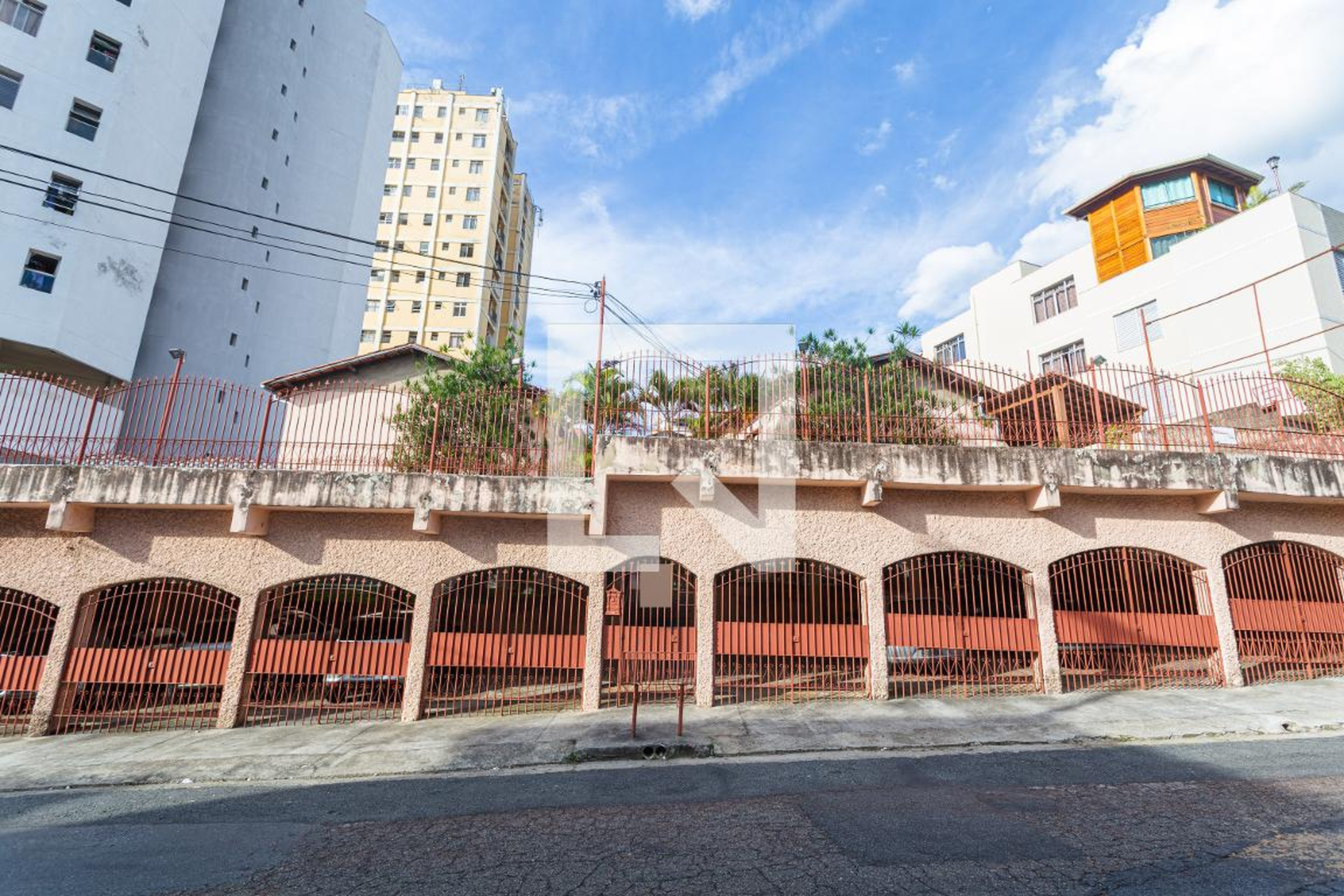 Fachada Condomínio em Rua Carvalho de Águiar, 274