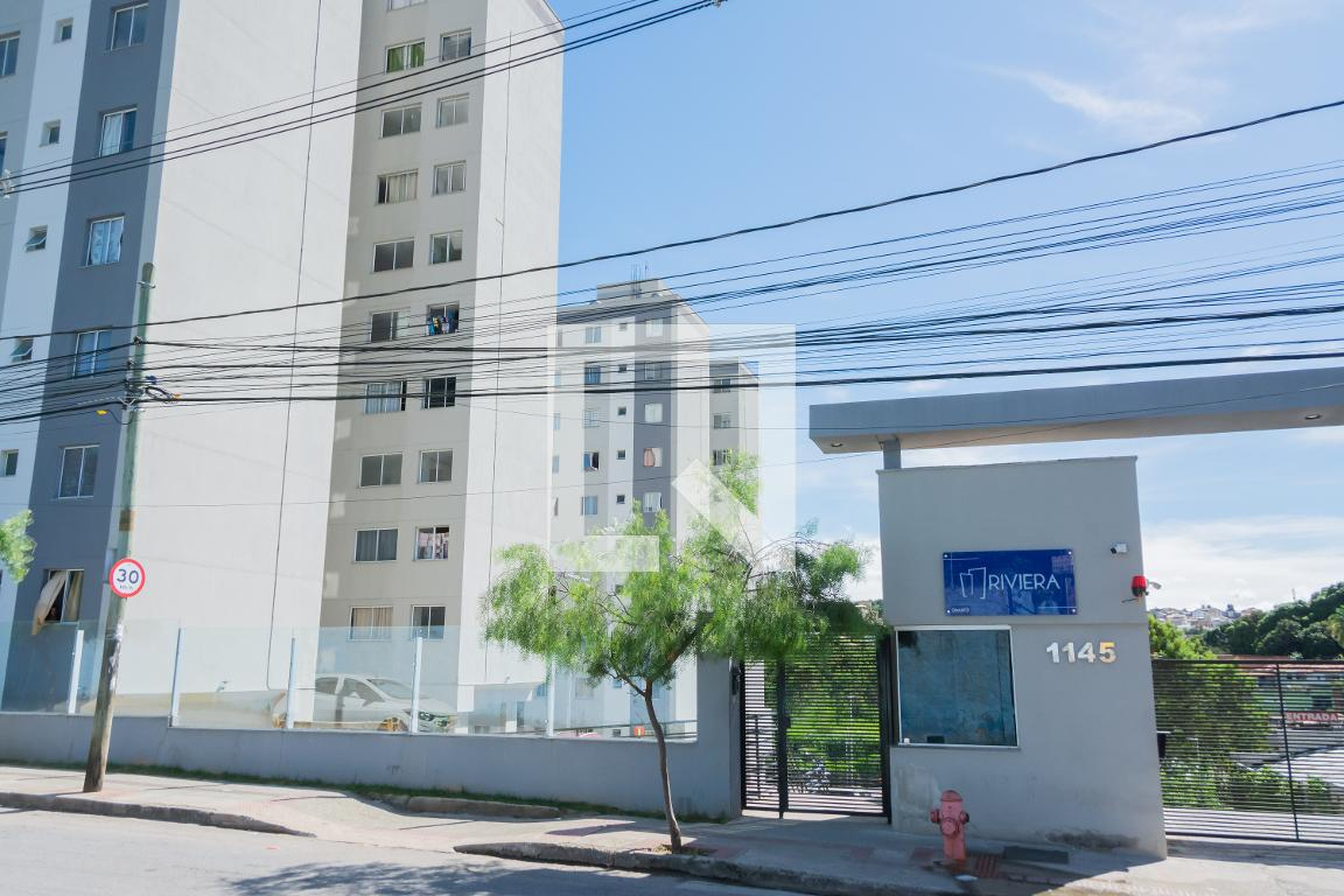 Fachada Condomínio em Rua Lúcia Muniz, 1145