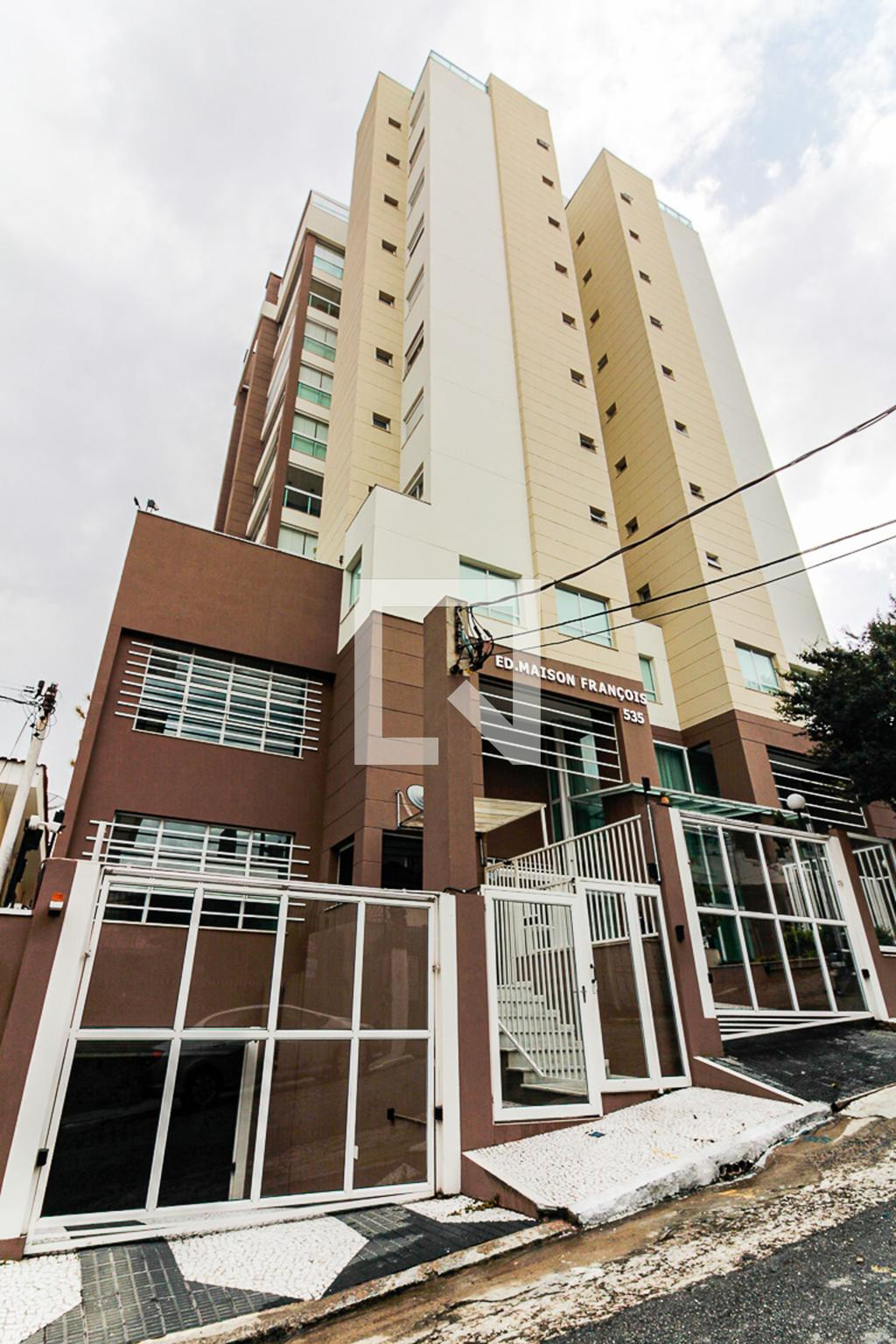 Fachada do Condomínio Condomínio Maison François