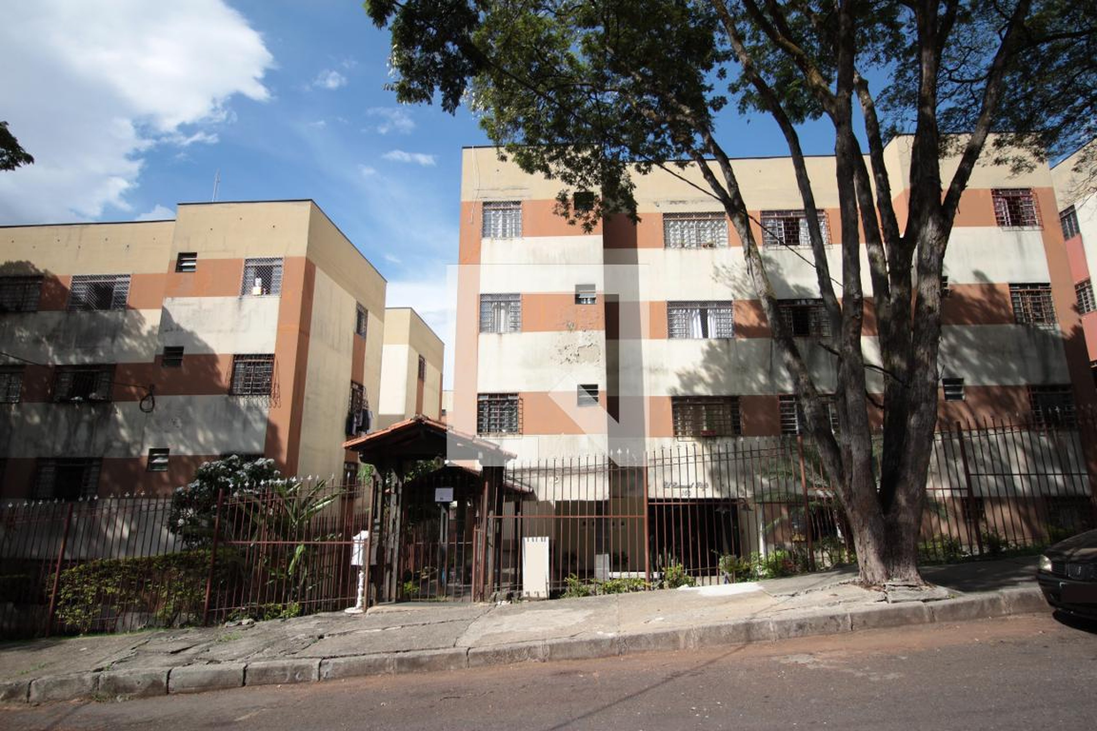 Fachada Condomínio em Rua Paulo de Lima Naves, 150