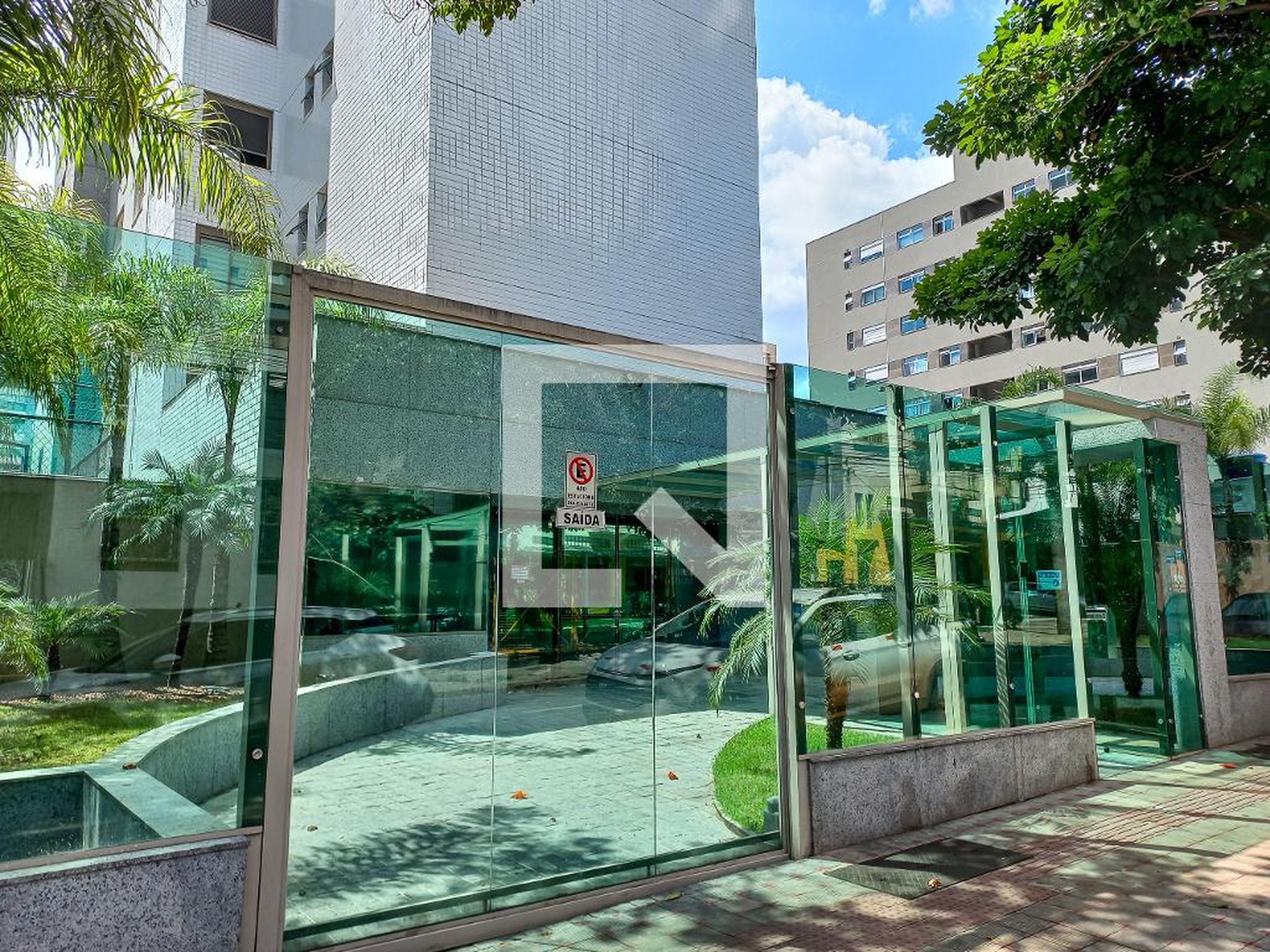 Fachada Condomínio em Rua Montes Claros, 377