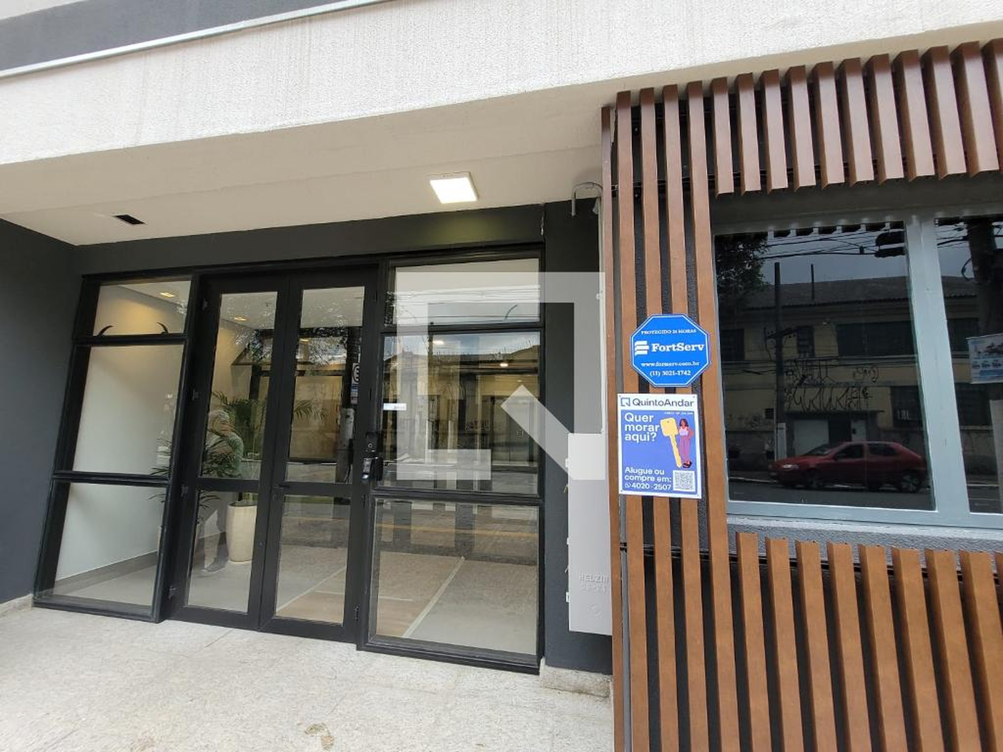 Entrada Condomínio em Rua Herval, 248