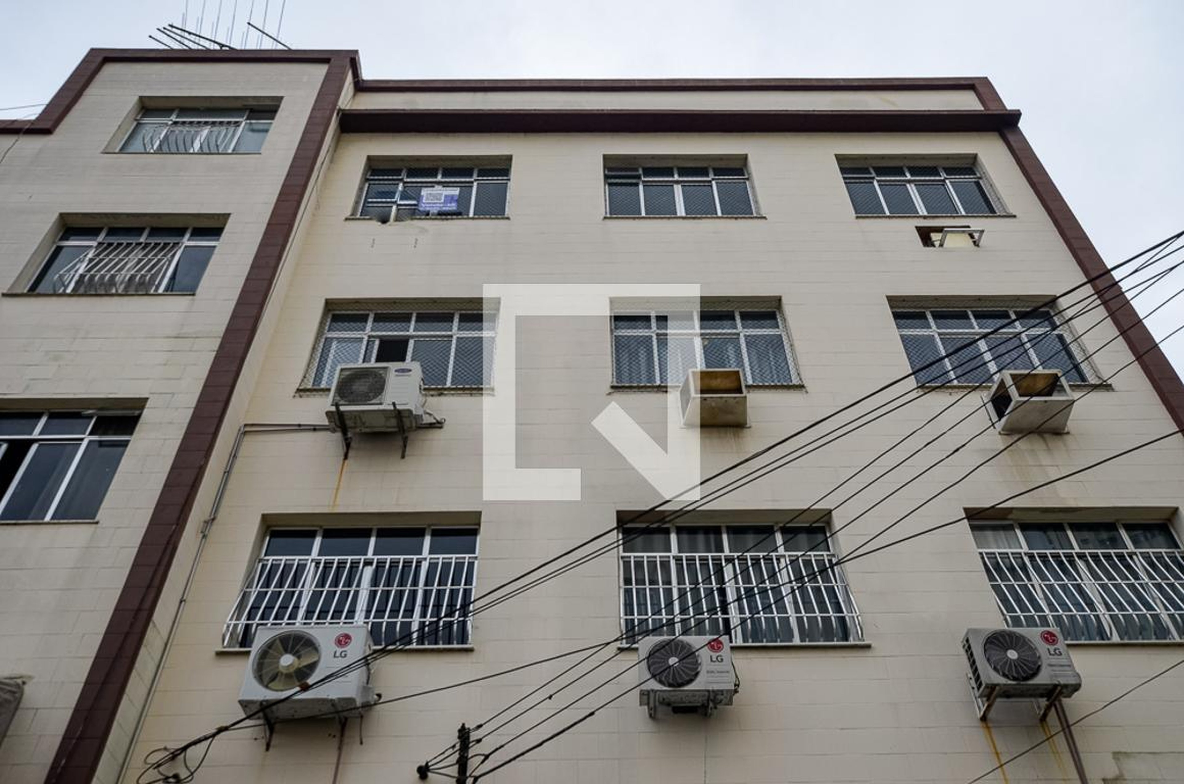 Fachada Condomínio em Rua Professor Rubéns Braga, 11