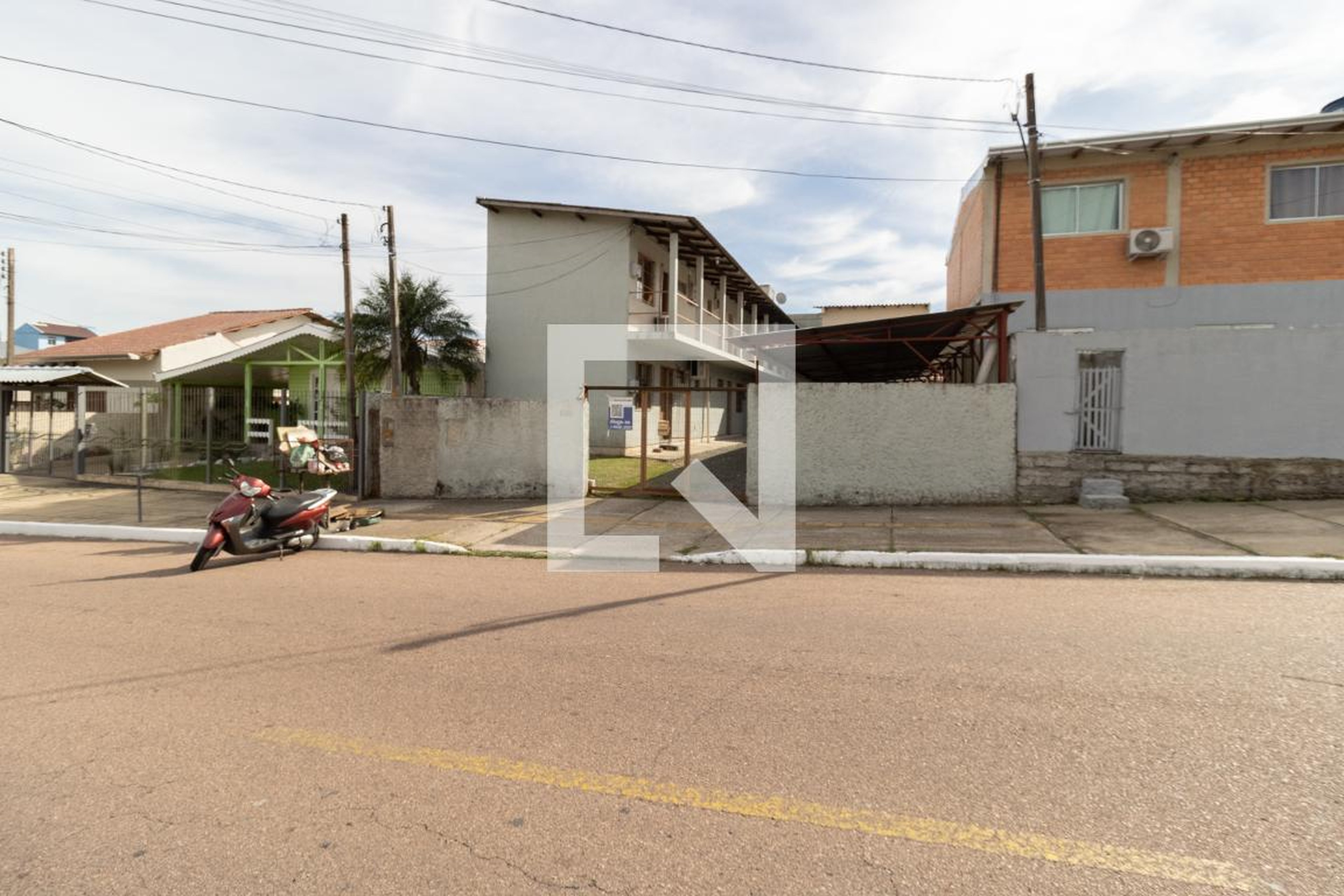 Fachada do condomínio Condomínio em Rua Vinte e Dois de Abril, 1074