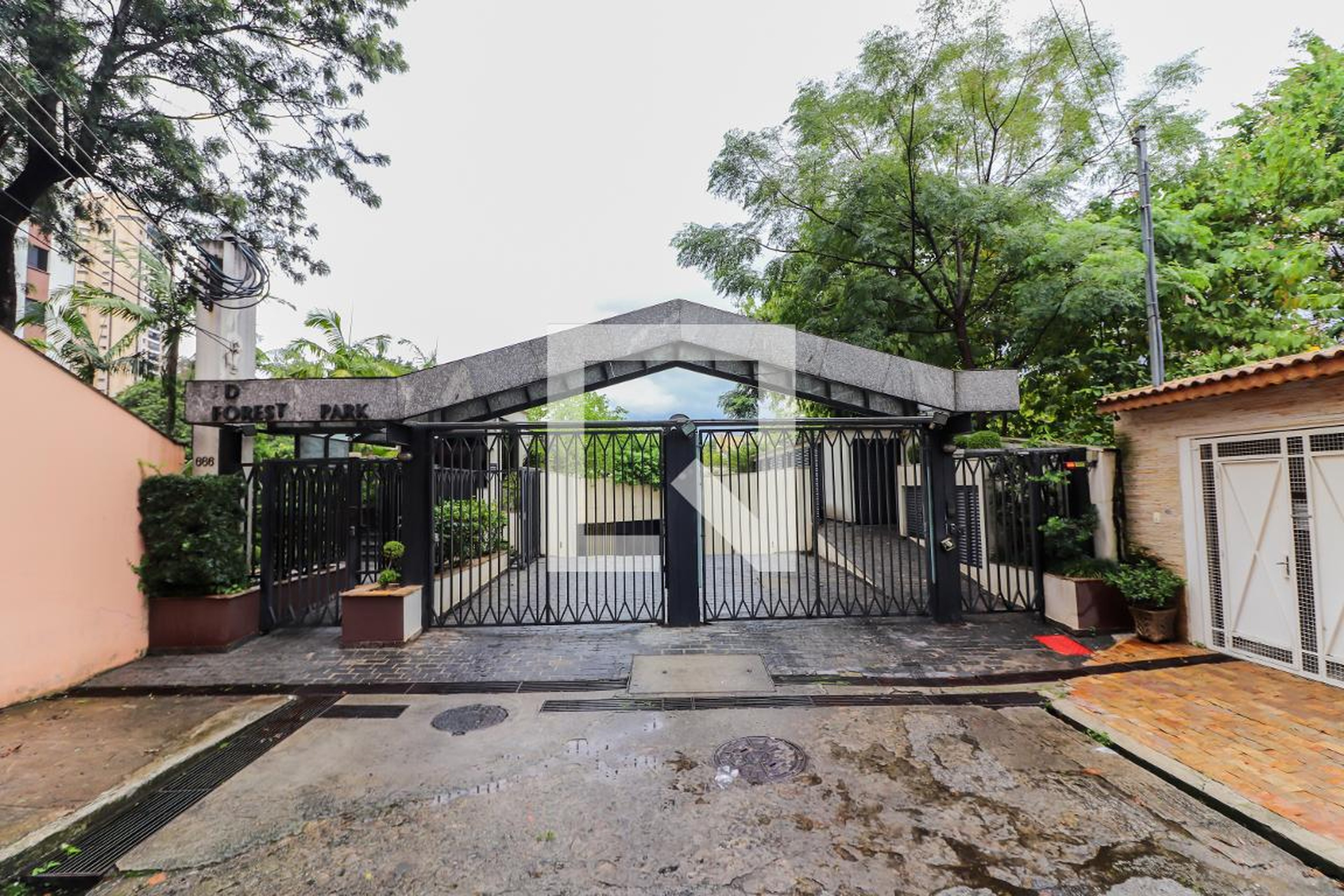 Fachada do Condomínio Condomínio Forest Park
