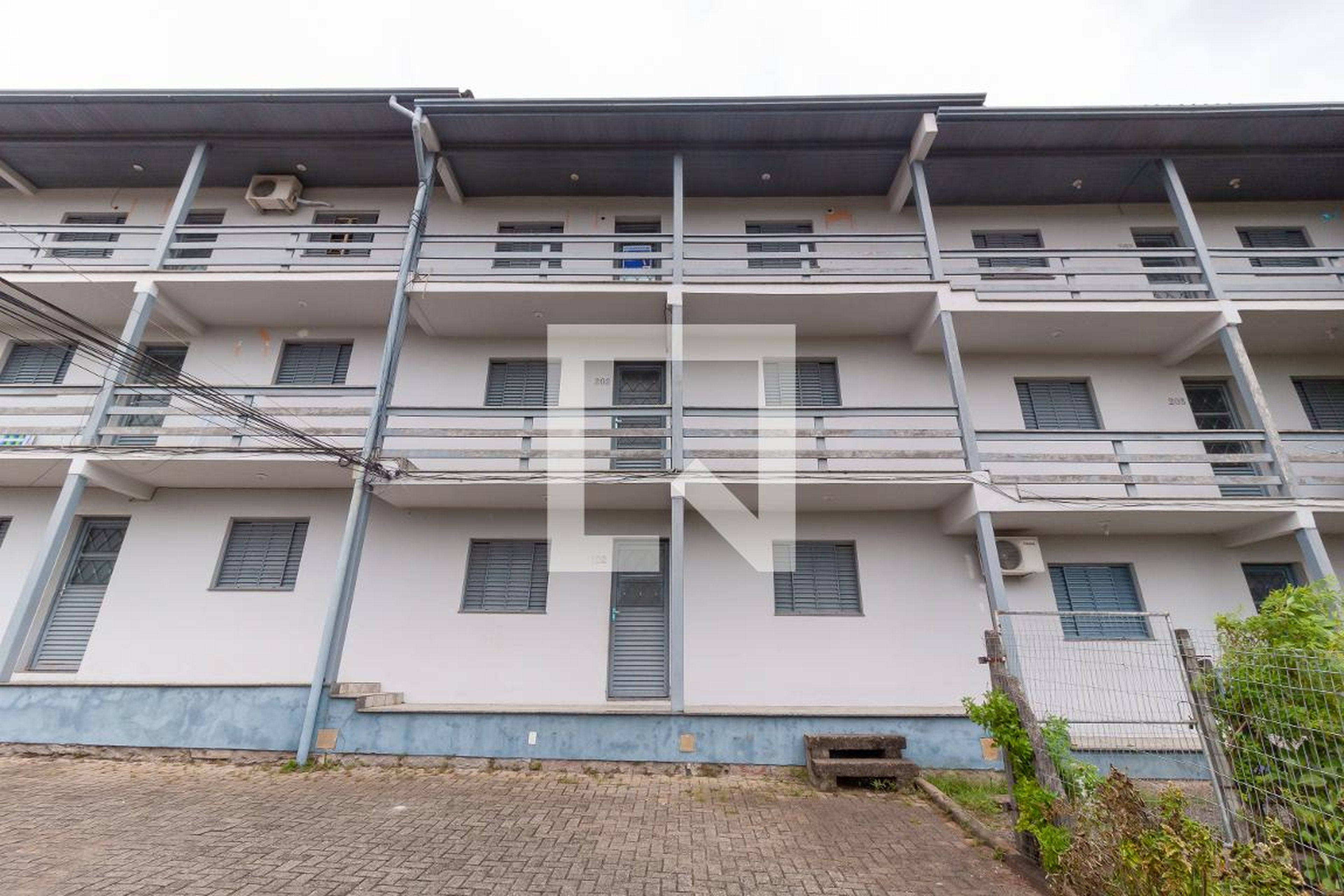 Fachada Condomínio em Rua Manoel Hermógenes de Melo, 213