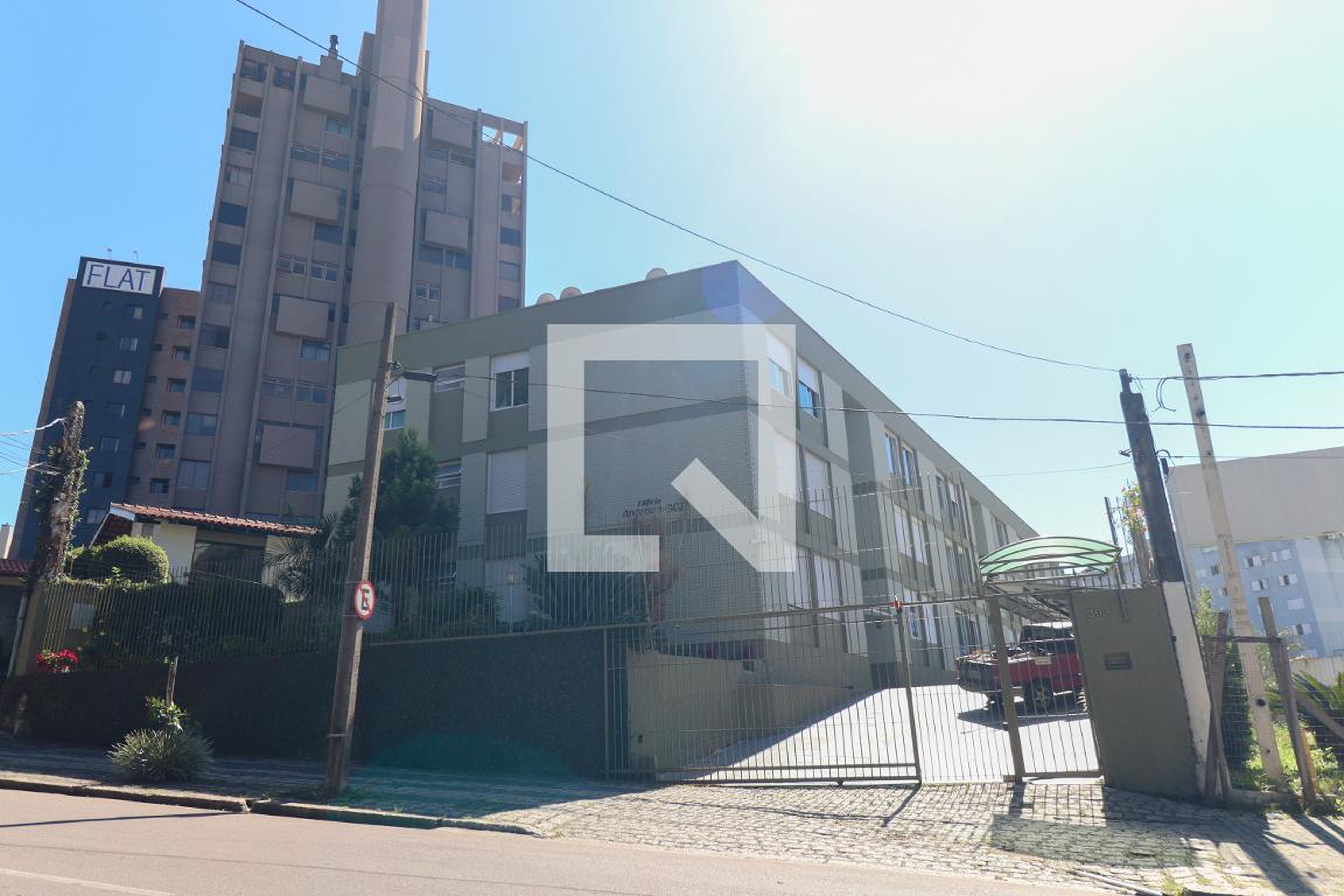 Fachada do Condomínio Condomínio em Praça Alfredo Andersen, 302