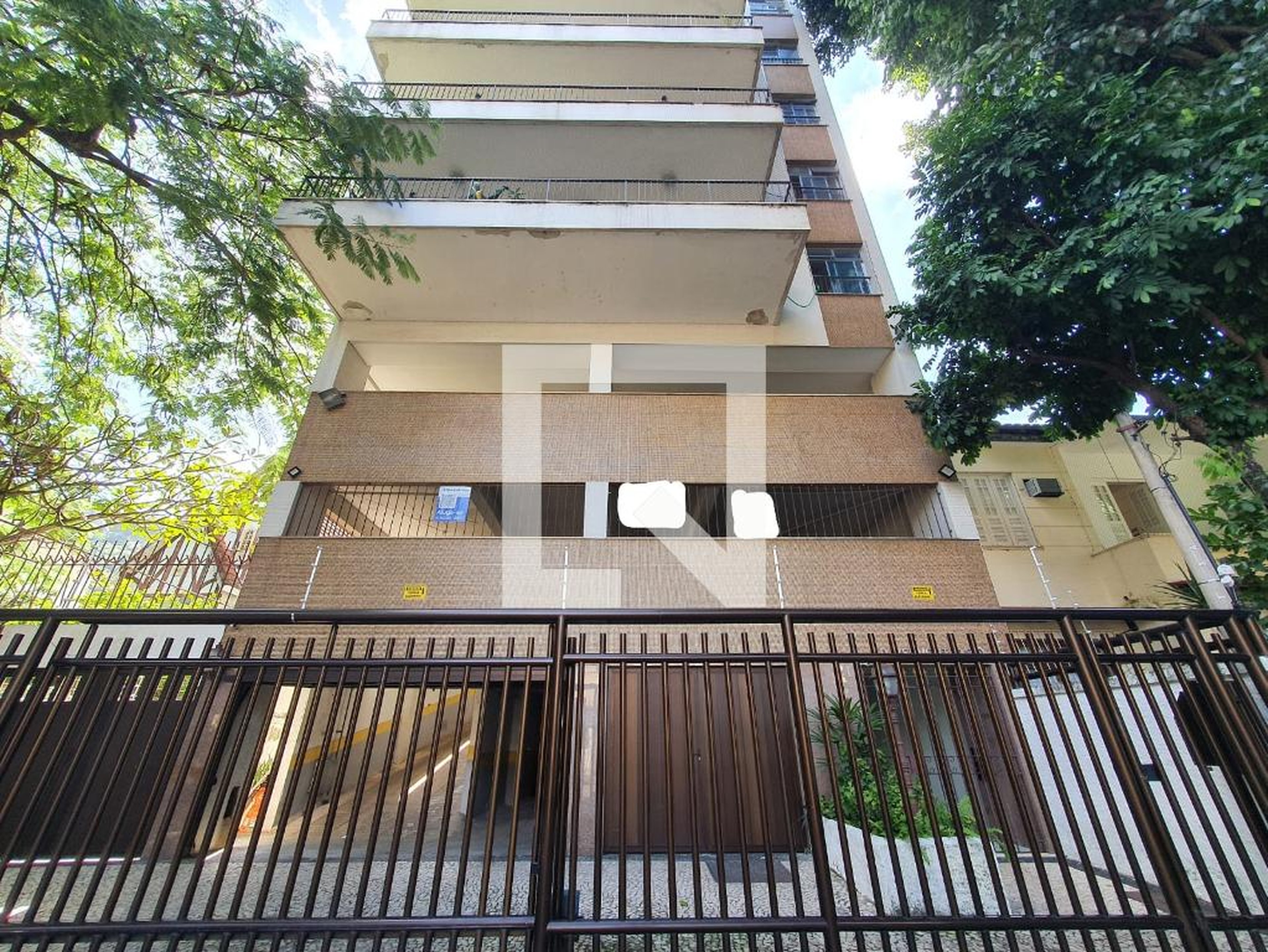 Fachada Condomínio em Rua Professor Valadares, 210