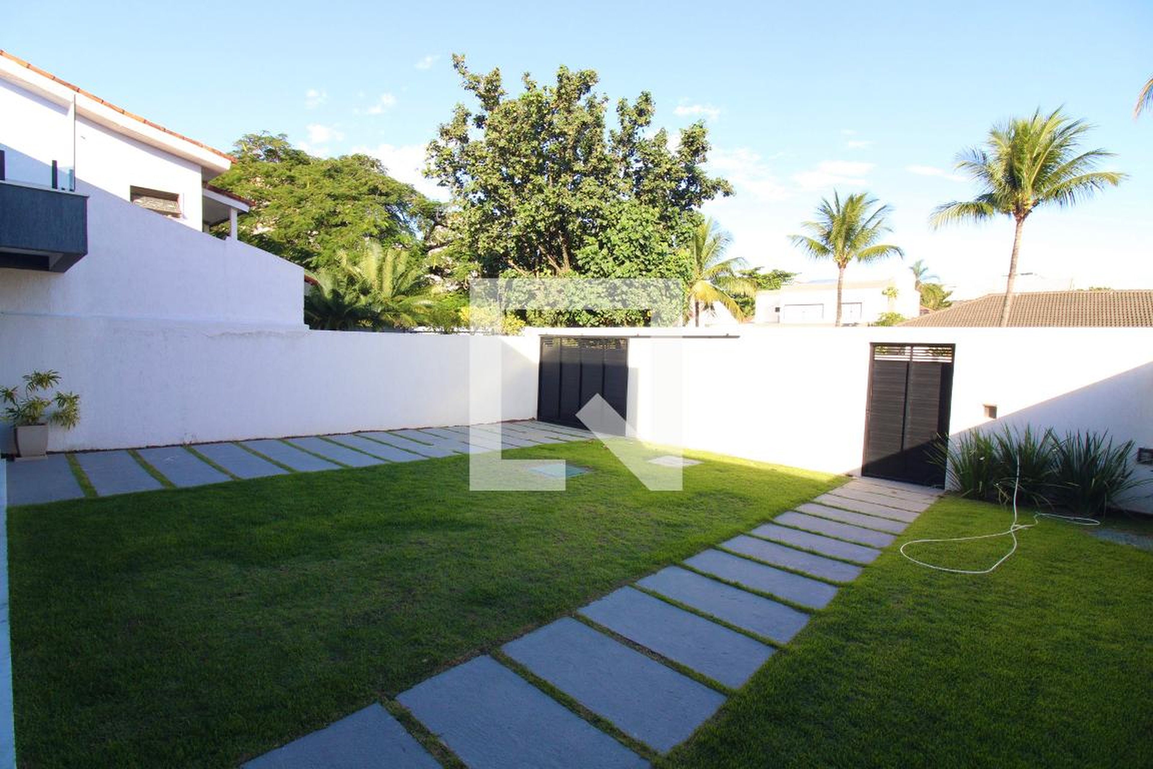 Entrada Condomínio em Rua Euríco Melo, 60