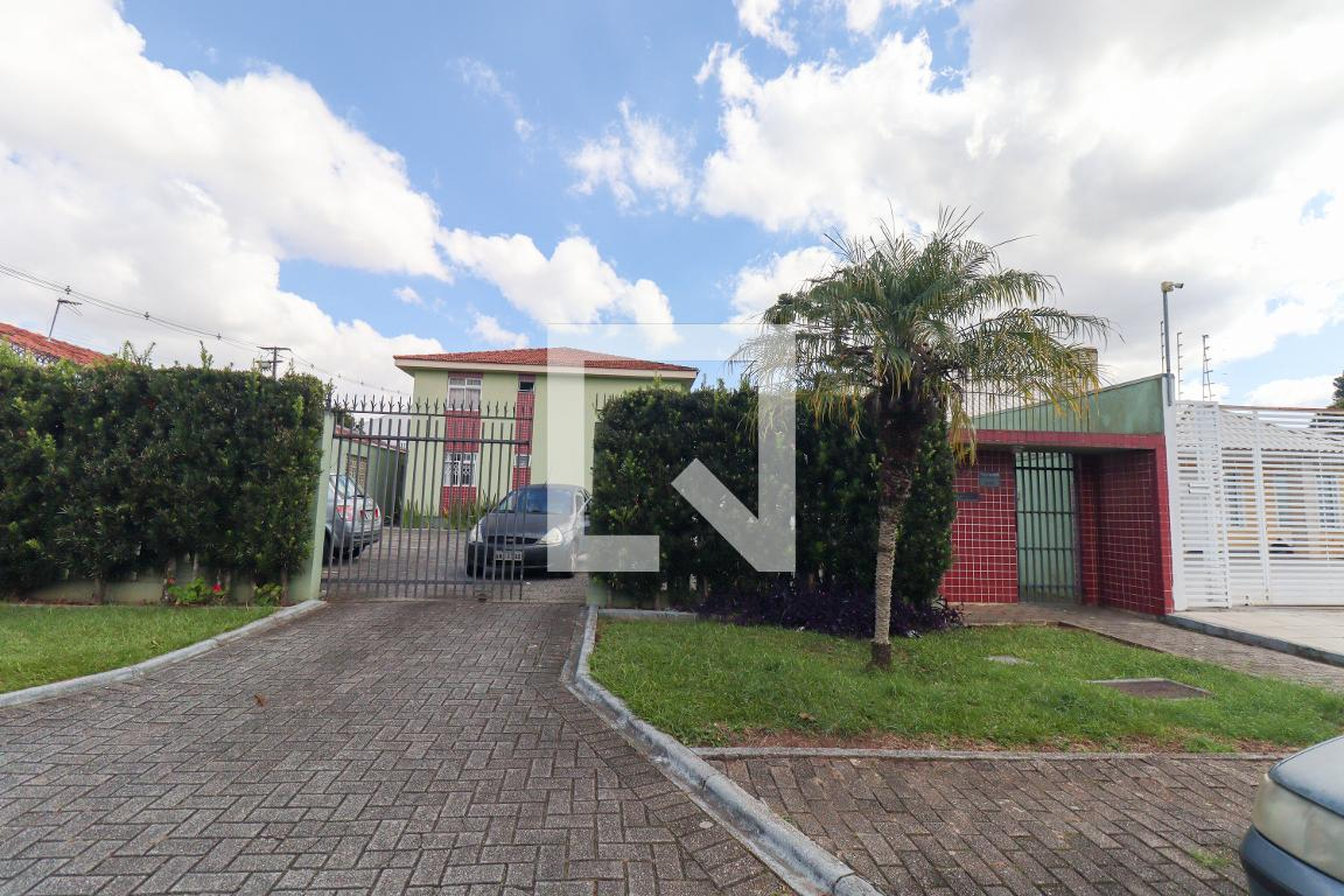 Fachada do Condomínio Condomínio em Rua Isaías Régis de Miranda, 3340