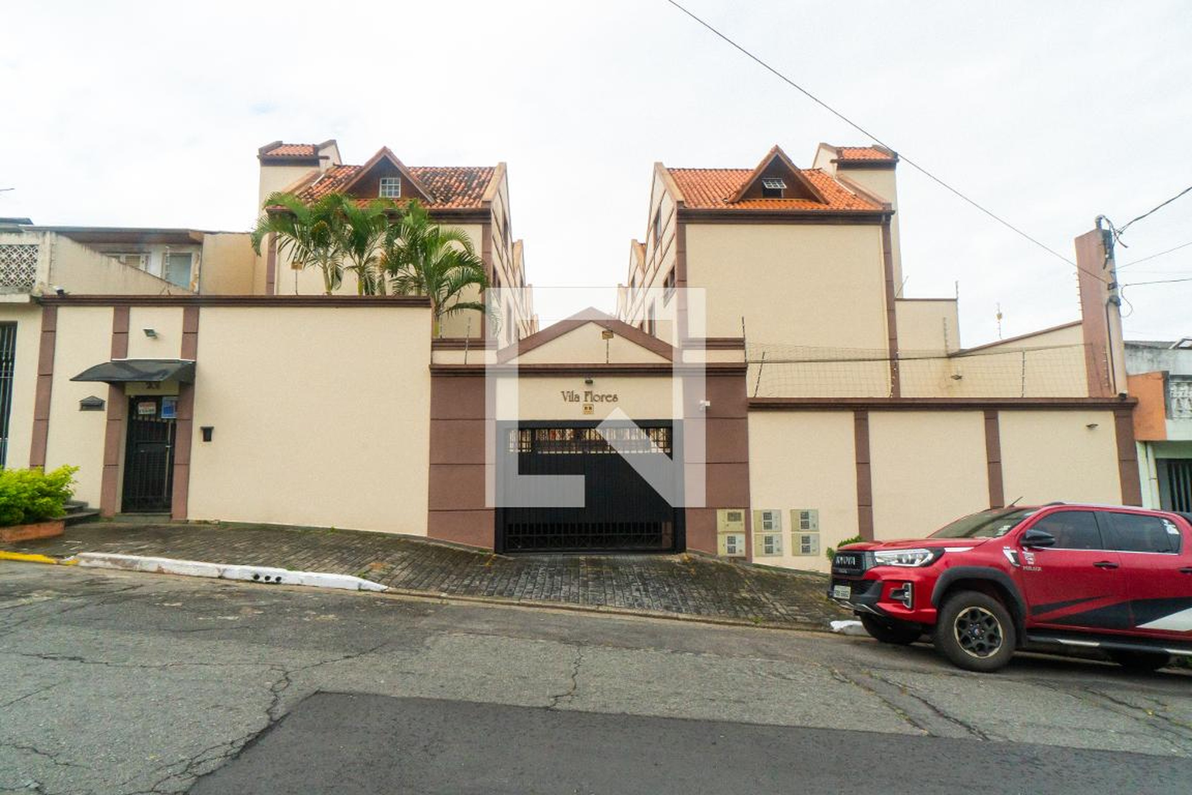 Fachada do condomínio Condomínio Vila Flores